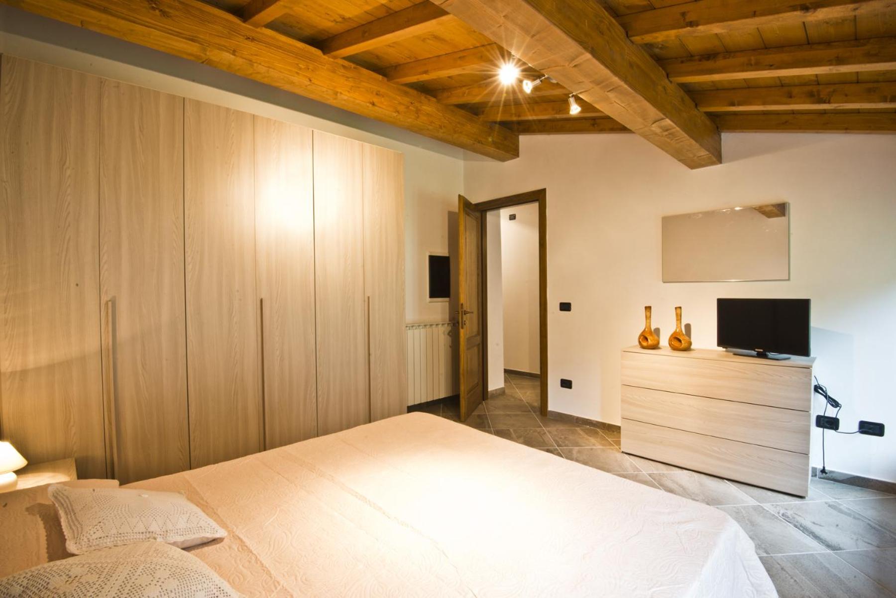 Double Room with Shared Bathroom photo 2