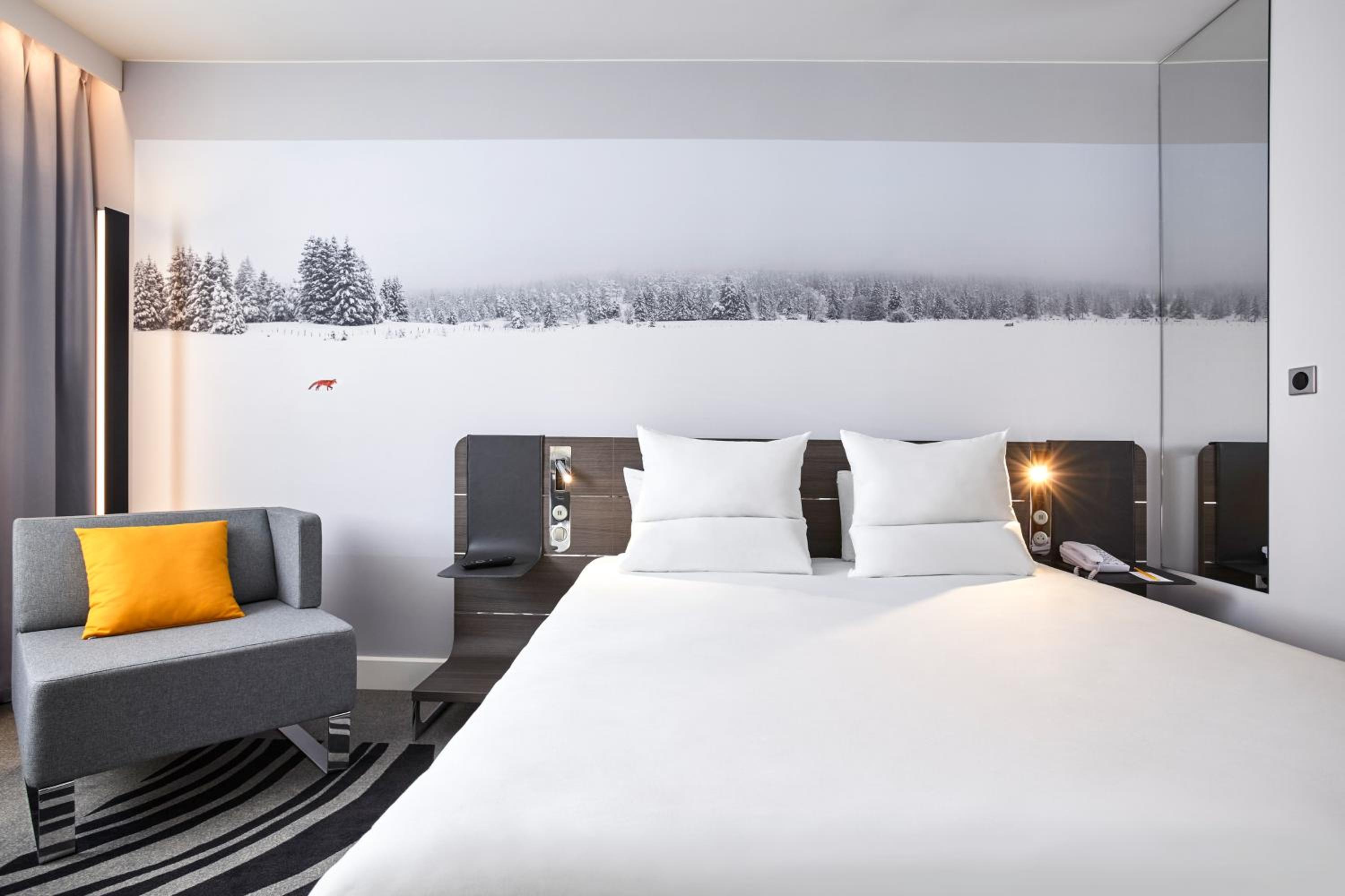 Queen Suite with Queen Bed and Sofa Bed photo 2