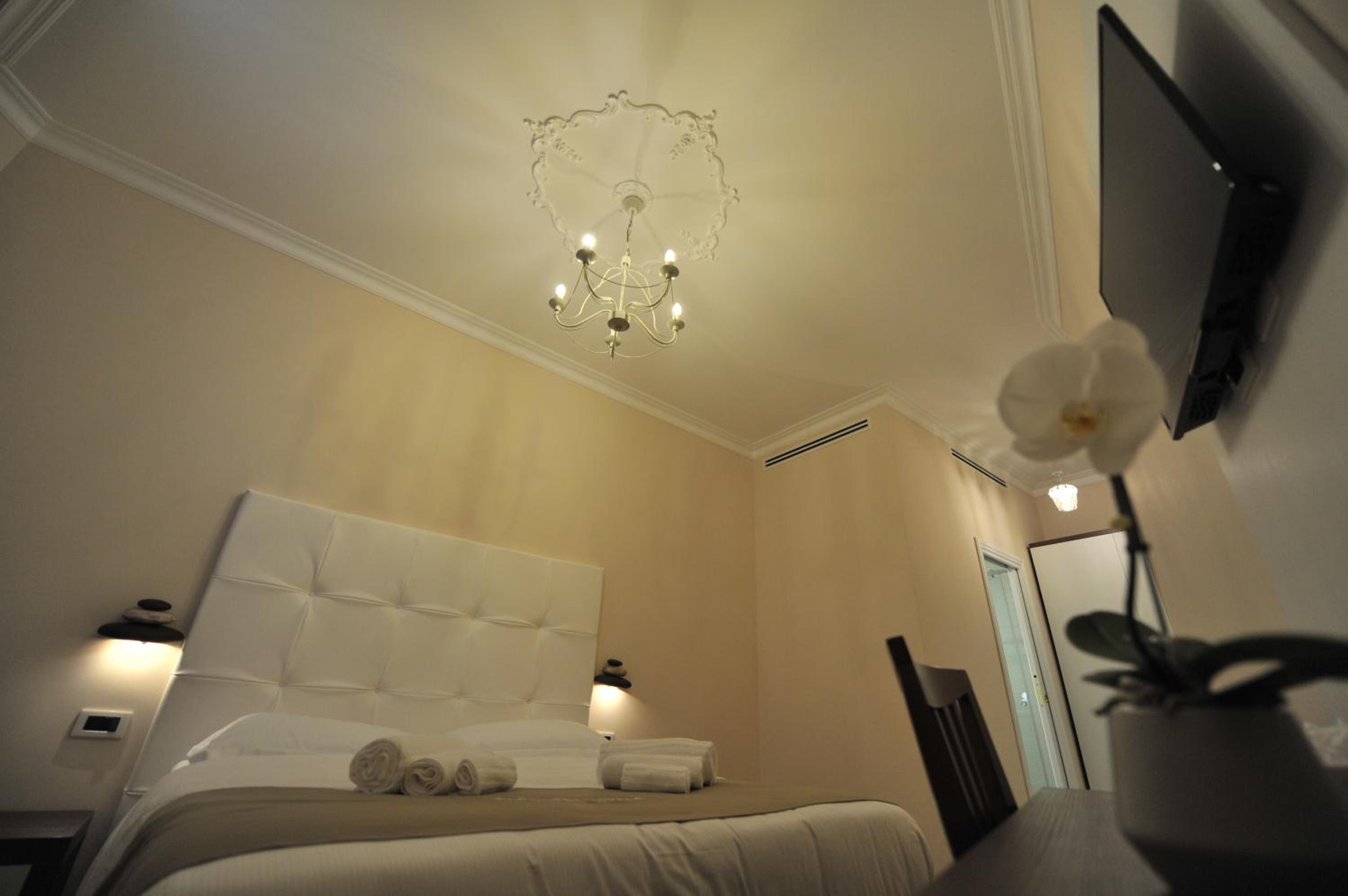 Standard Double or Twin Room thumbnail 6