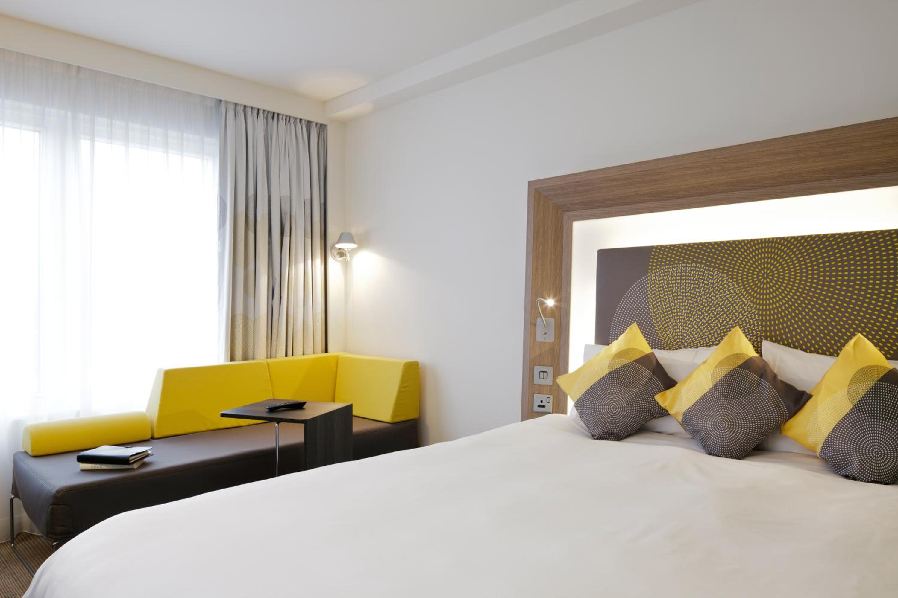 Superior Queen Room with One Queen Bed and One Single Sofa Bed, photo 6