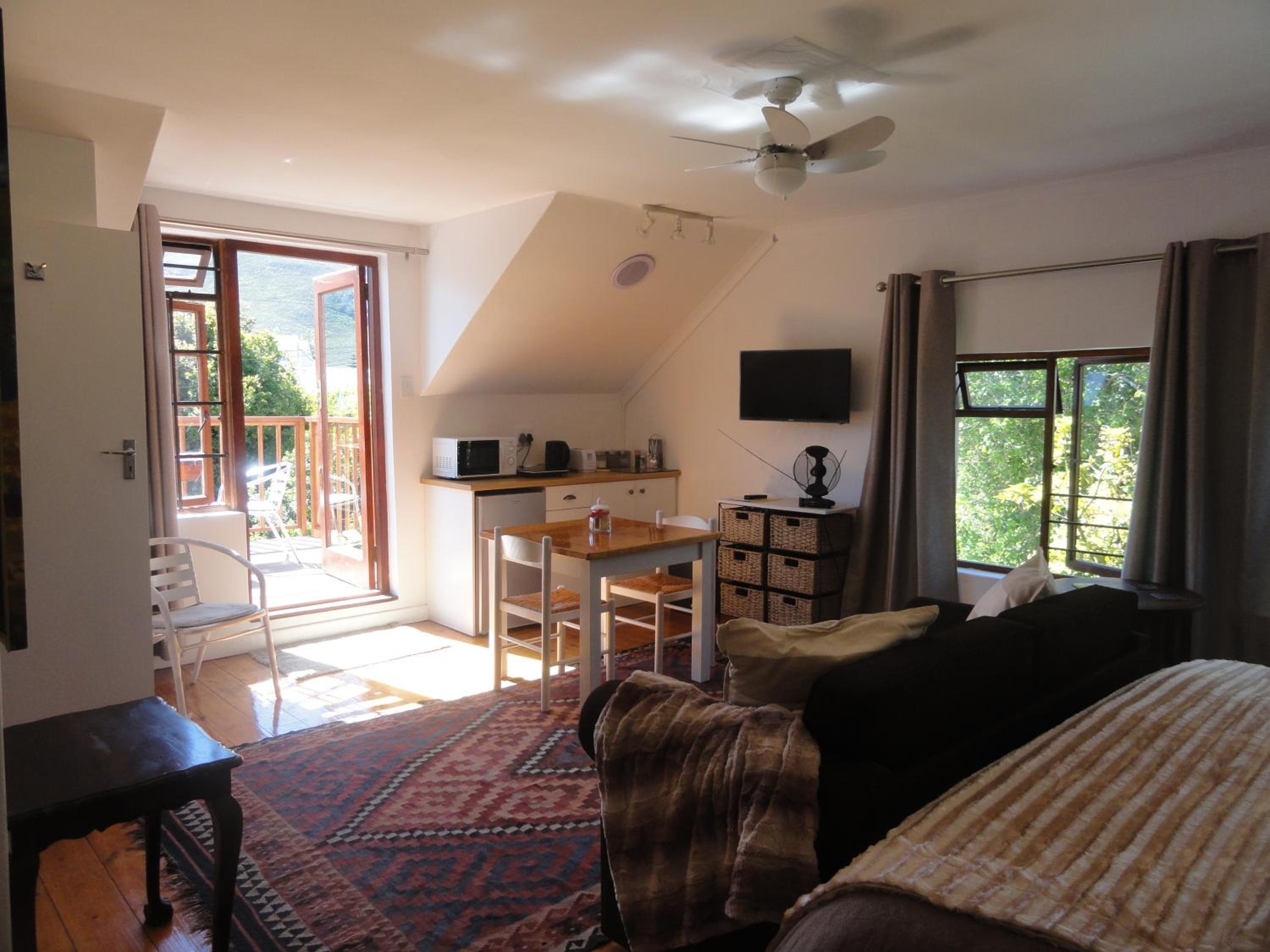 Studio with Balcony - Photo 13