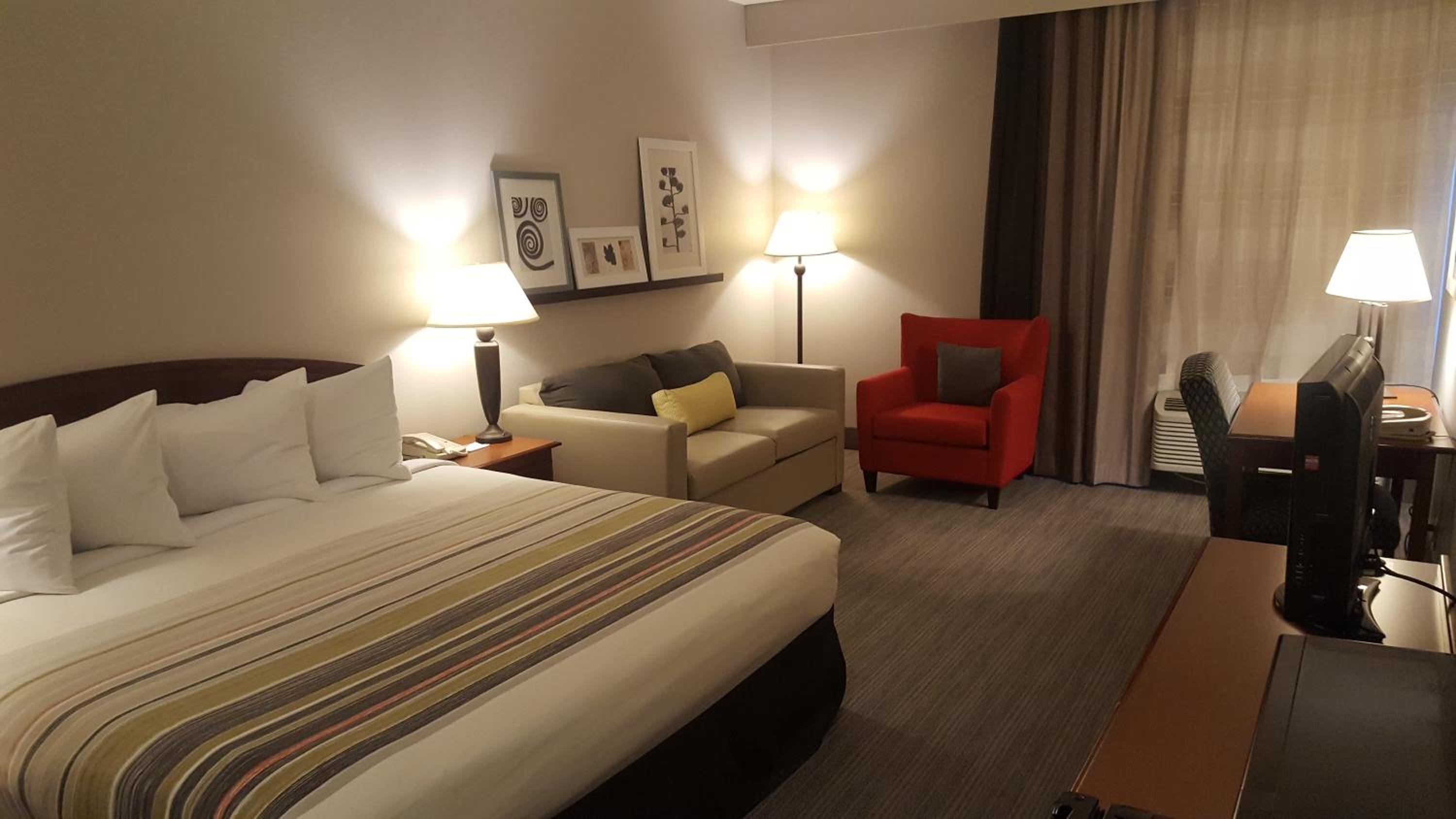 King Suite - Non-Smoking - Photo 3