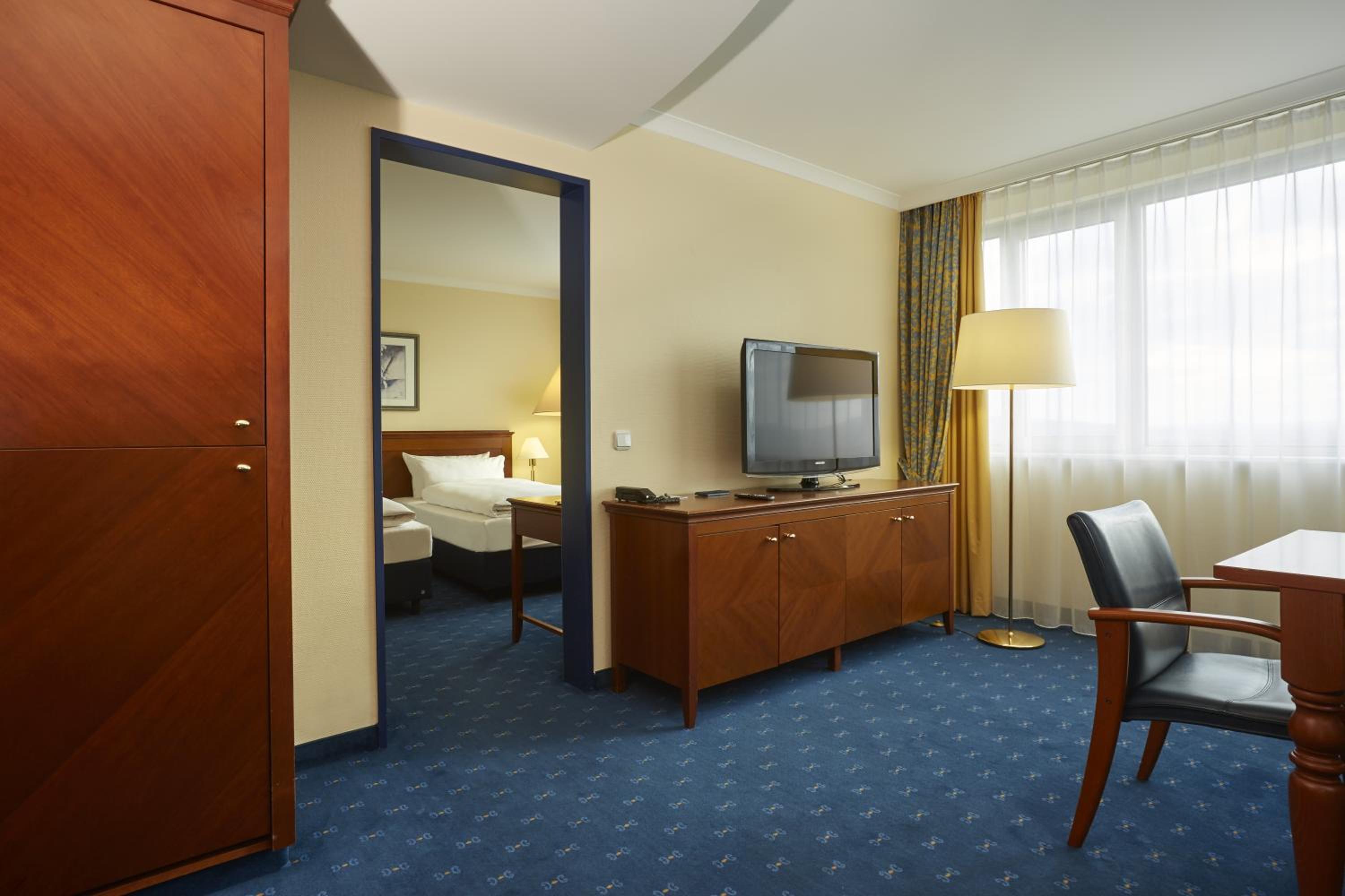 Suite - Photo 1