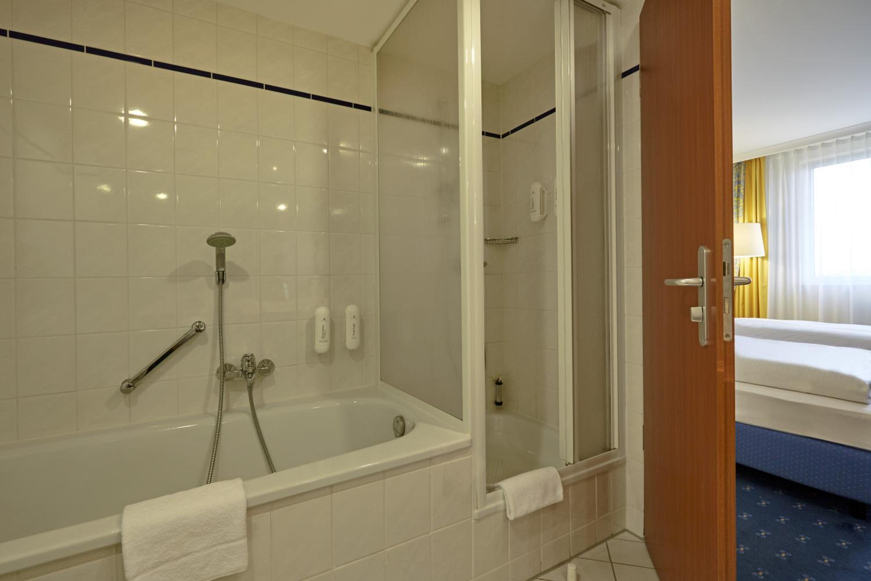 Deluxe Suite - Photo 6