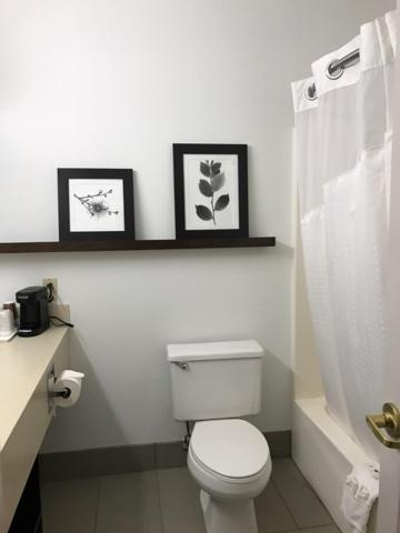 King Room - Non-Smoking - Photo 4