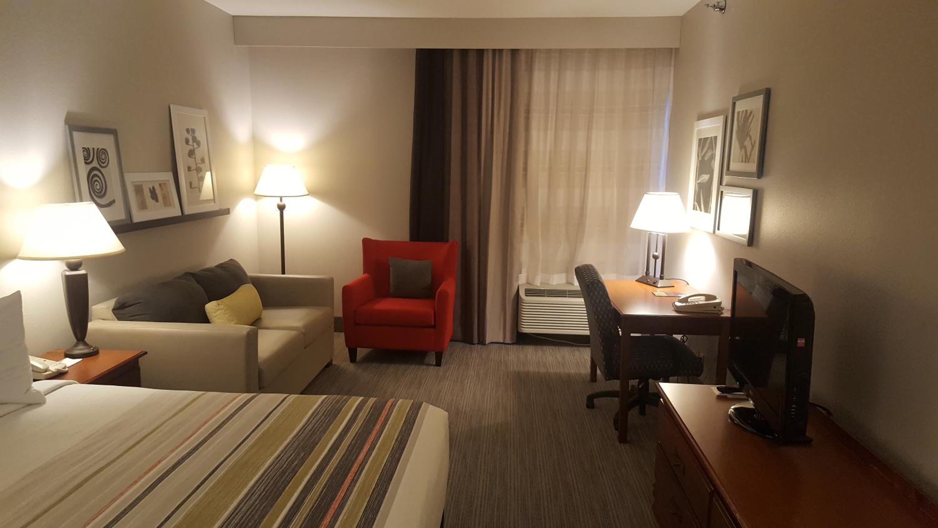King Suite - Non-Smoking - Photo 4