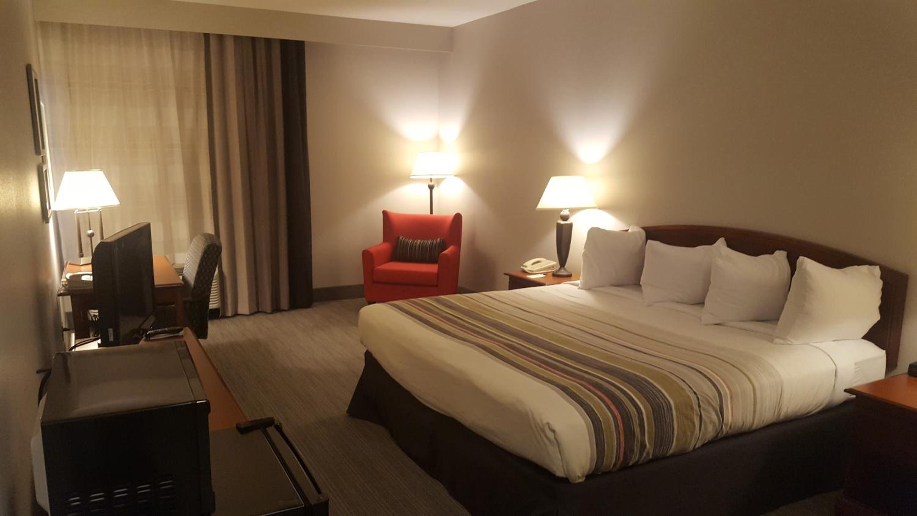 King Room - Non-Smoking - Photo 8