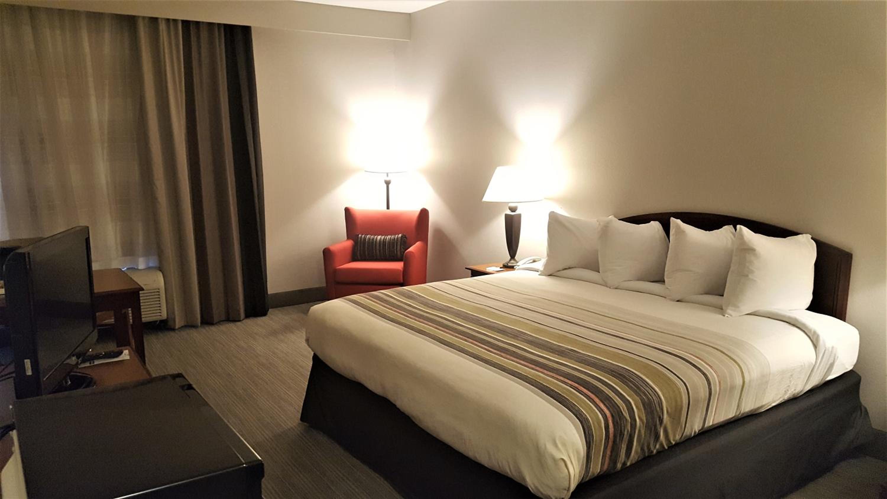 King Room - Non-Smoking - Photo 7