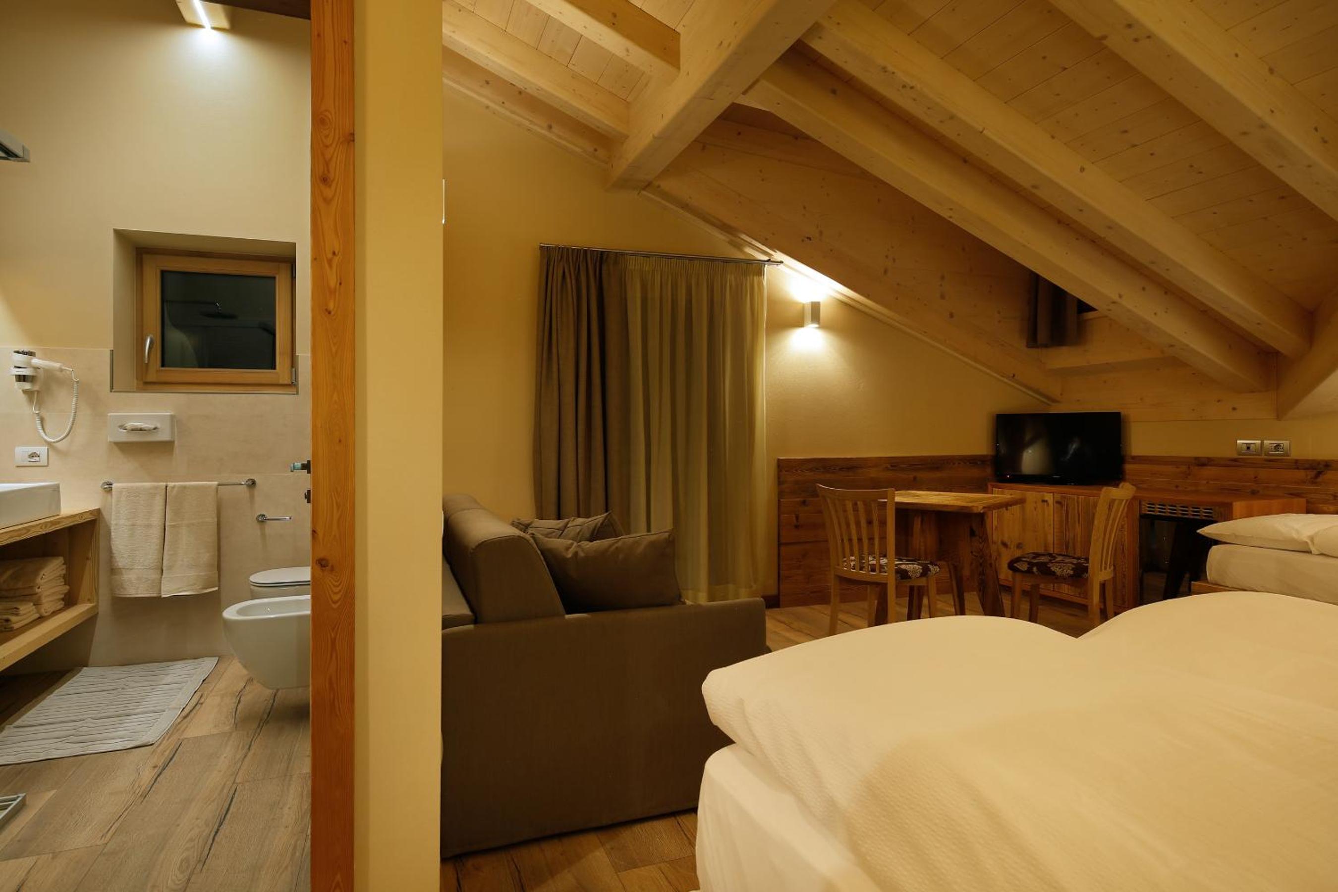 Double Room with Extra Bed photo 1