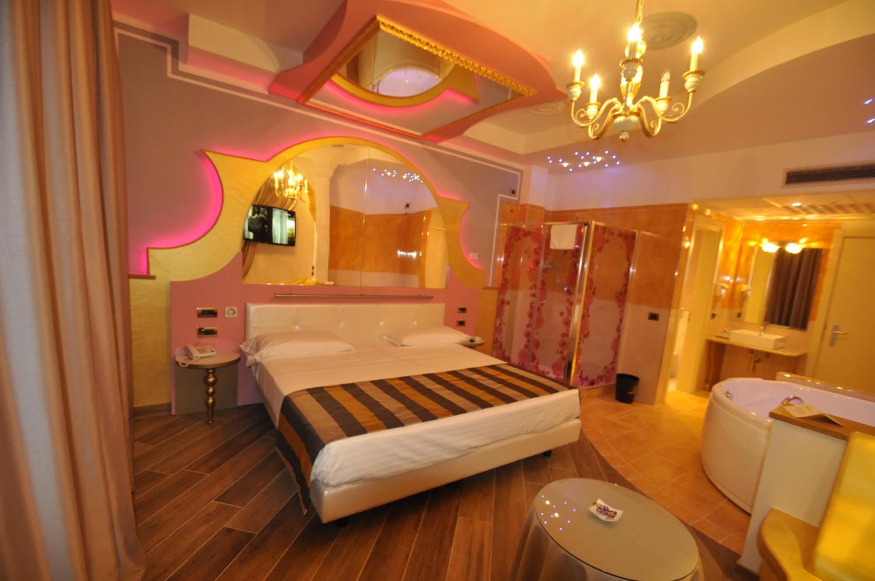 Suite with Hot Tub photo 3