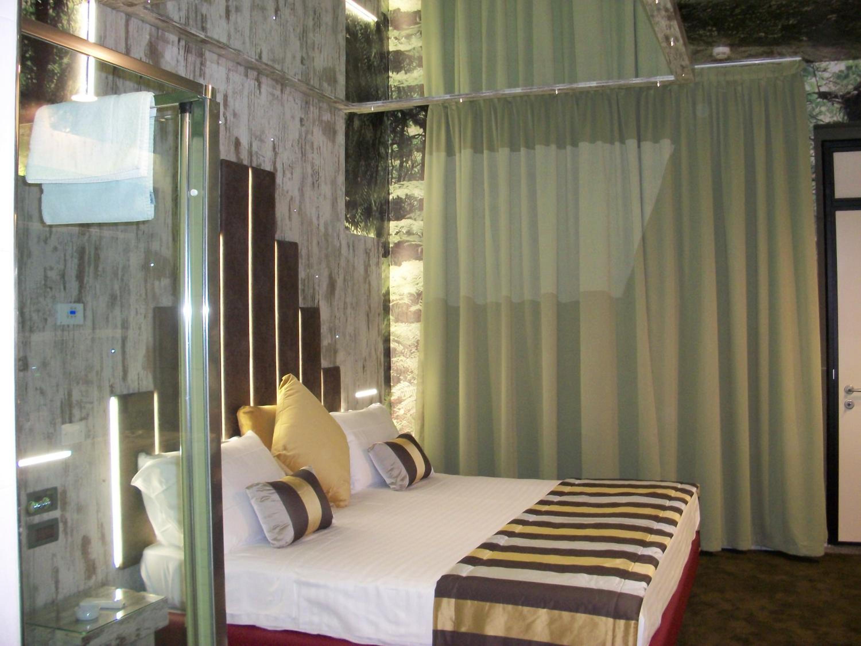 Suite with Hot Tub photo 1