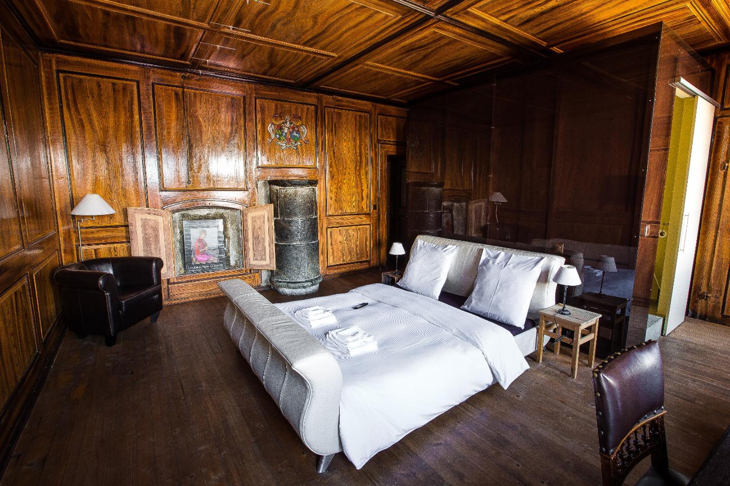 Suite - Photo 1