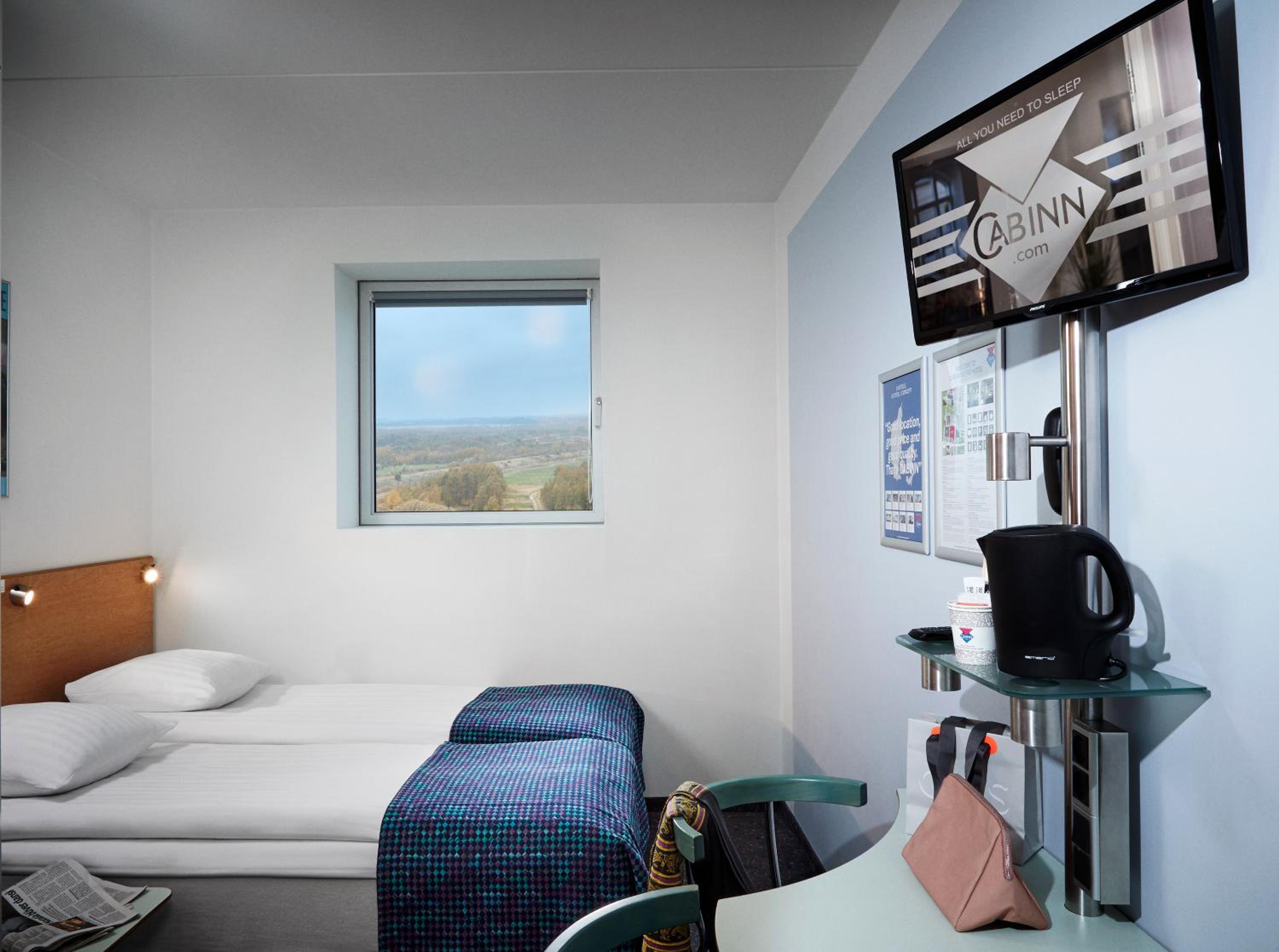 Commodore Room with Twin Beds