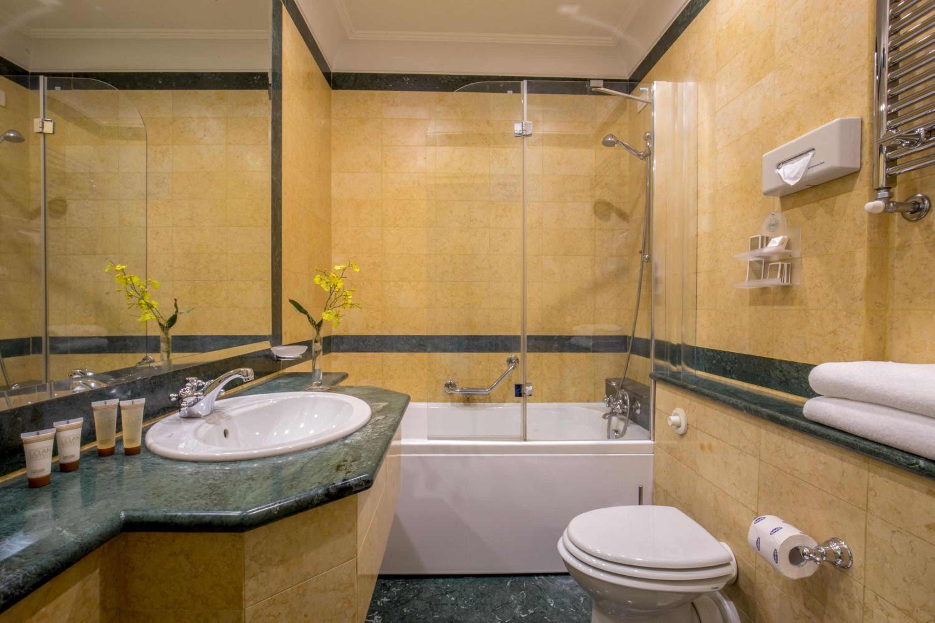 Deluxe Double or Twin Room thumbnail 5