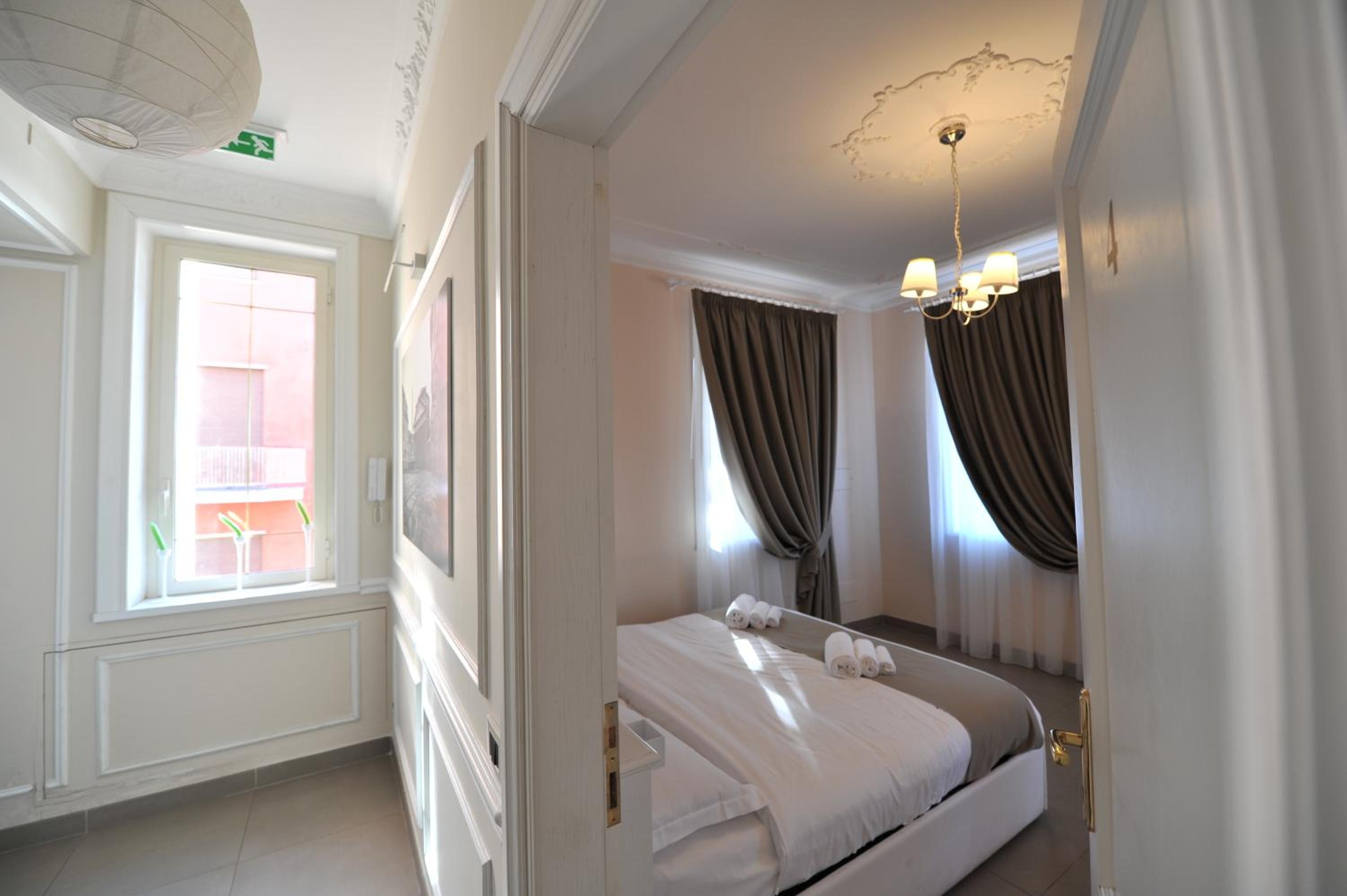 Classic Triple Room thumbnail 5