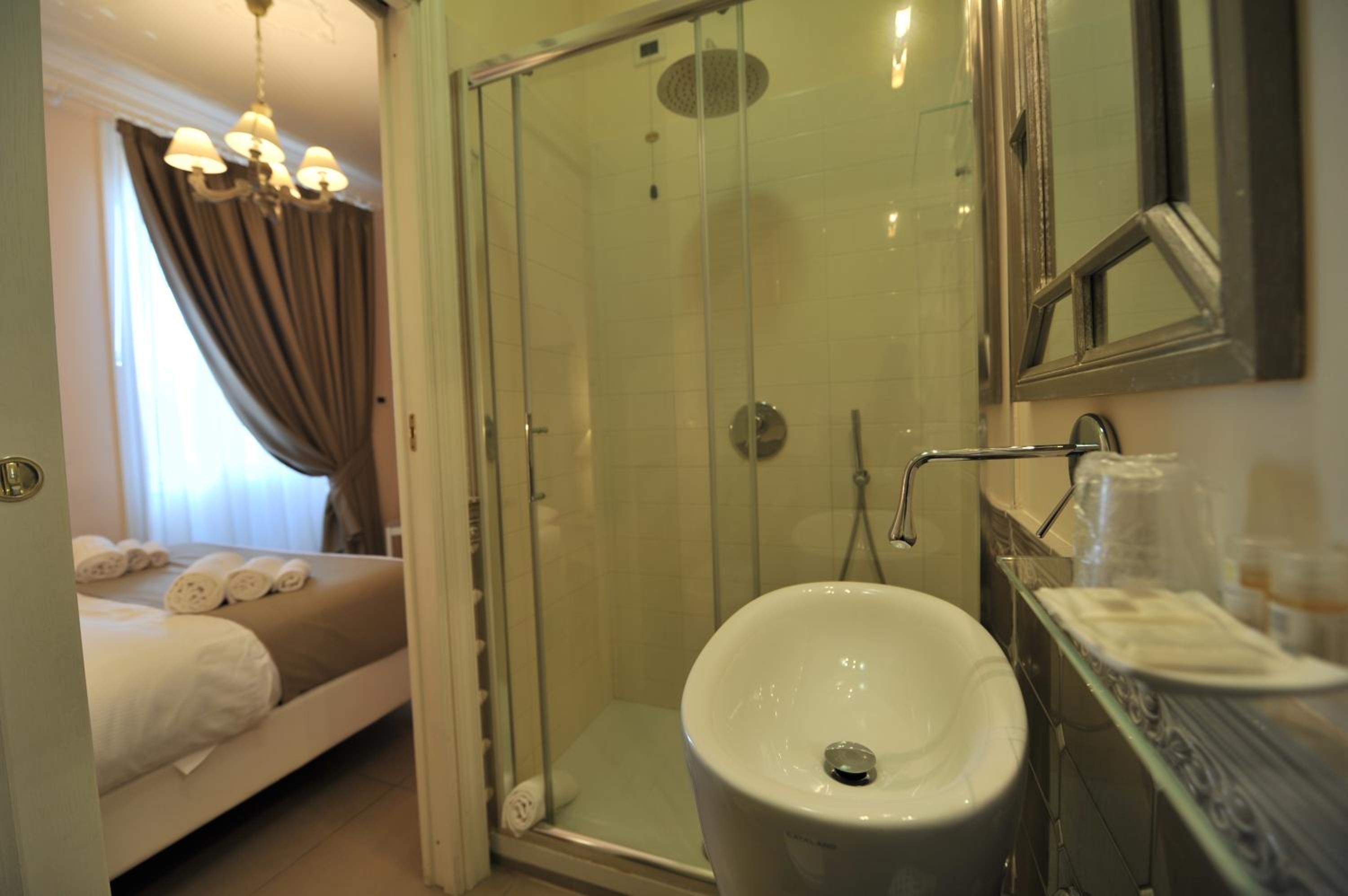 Standard Double or Twin Room thumbnail 5