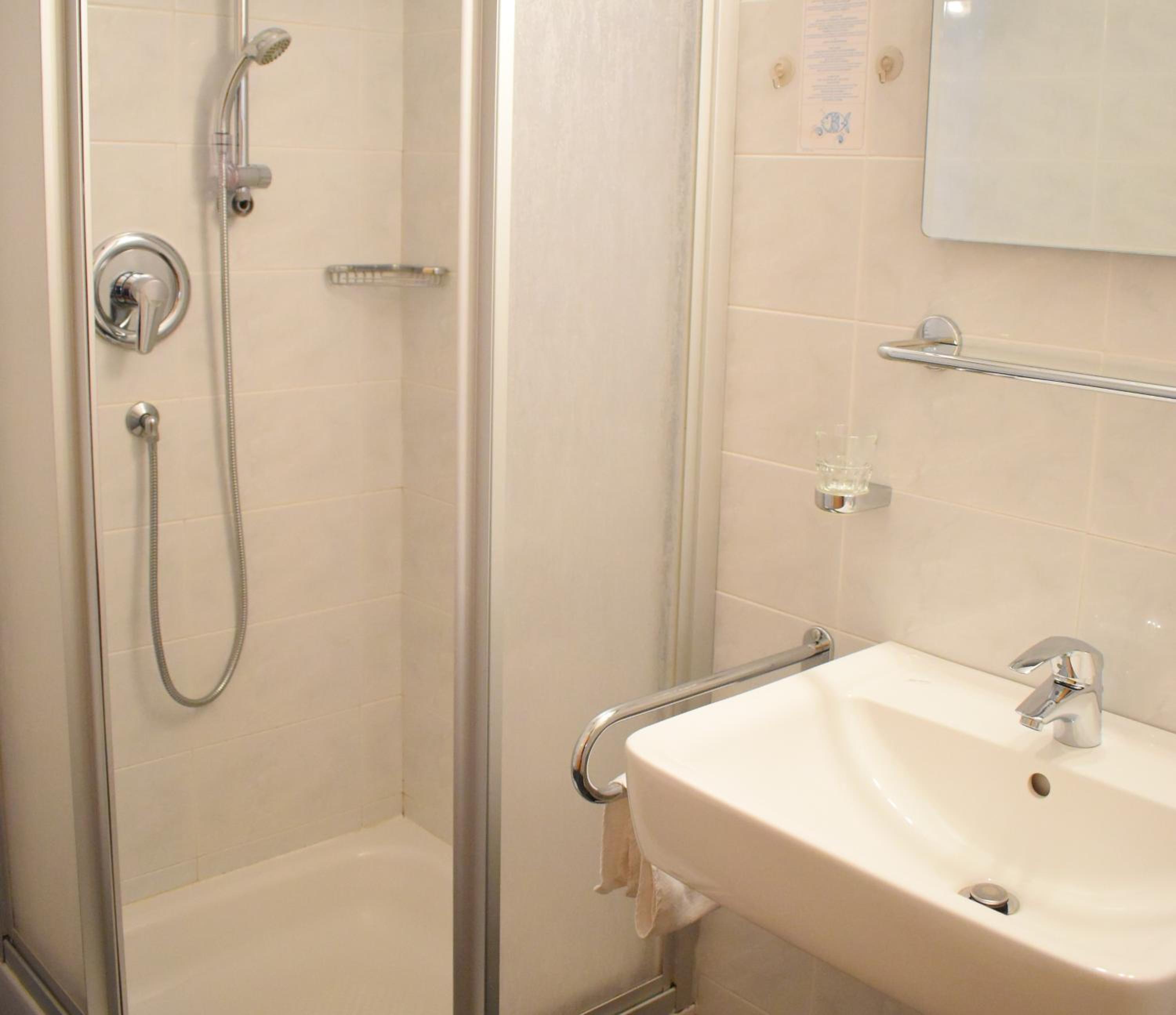 Single Room with Private Bathroom photo 2