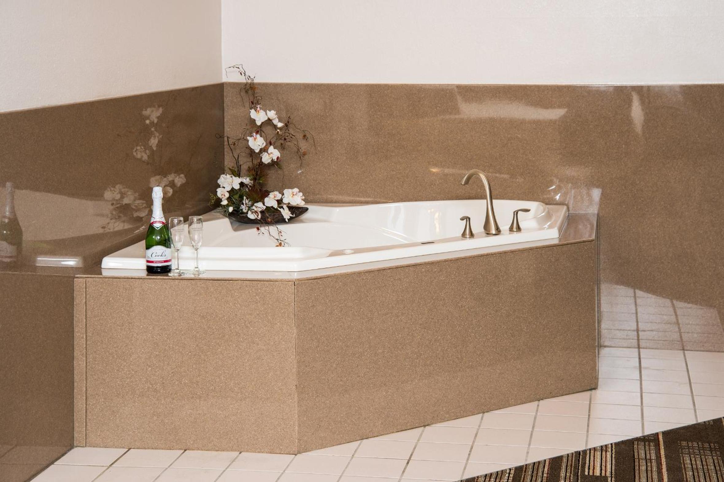 King Room with Spa Bath - Photo 3
