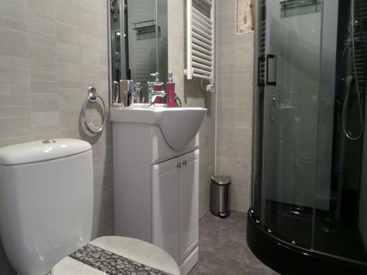 Quadruple Room with Private Bathroom photo 3
