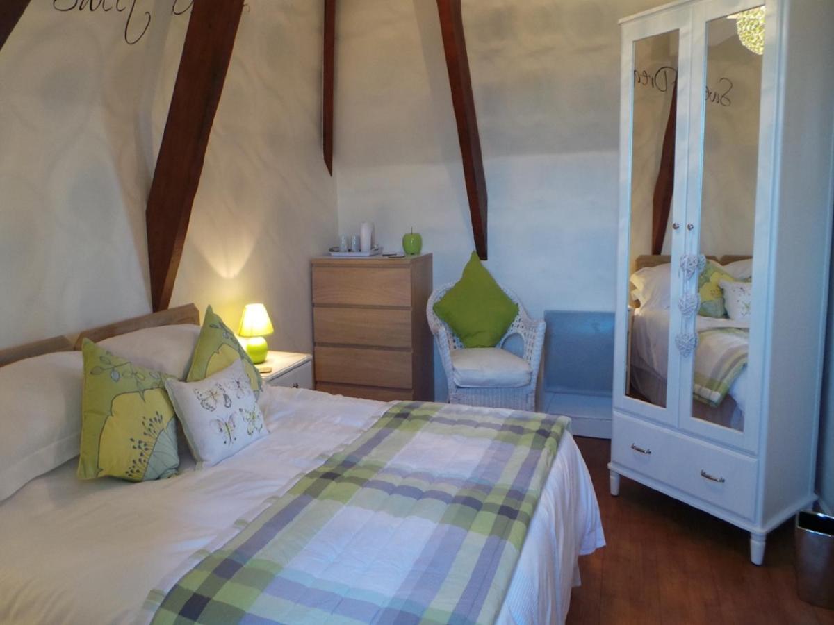 Double or Twin Room with Private Bathroom photo 3