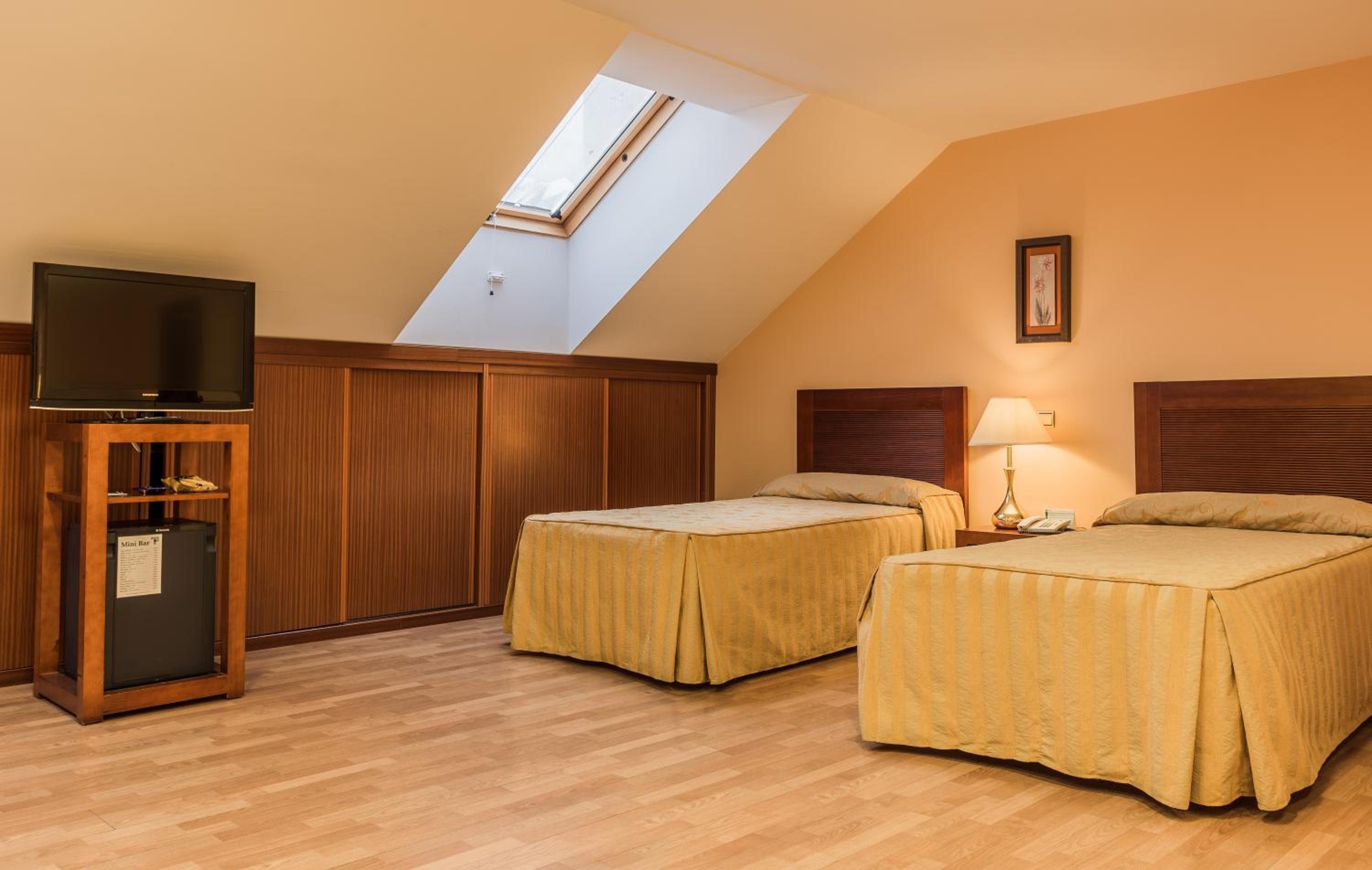 Quadruple Room (4 Adults) - Photo 5