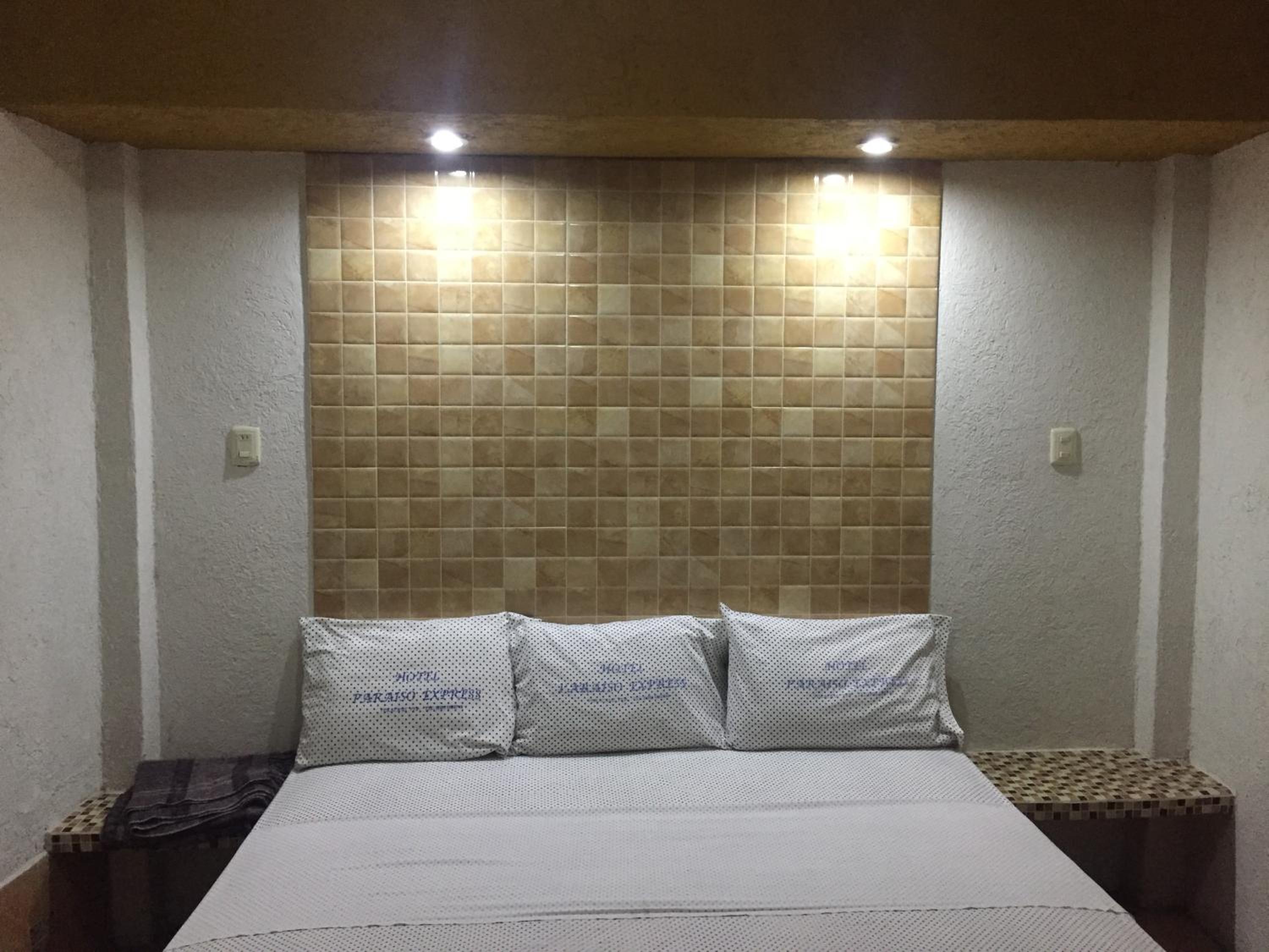 Deluxe King Room - Photo 16