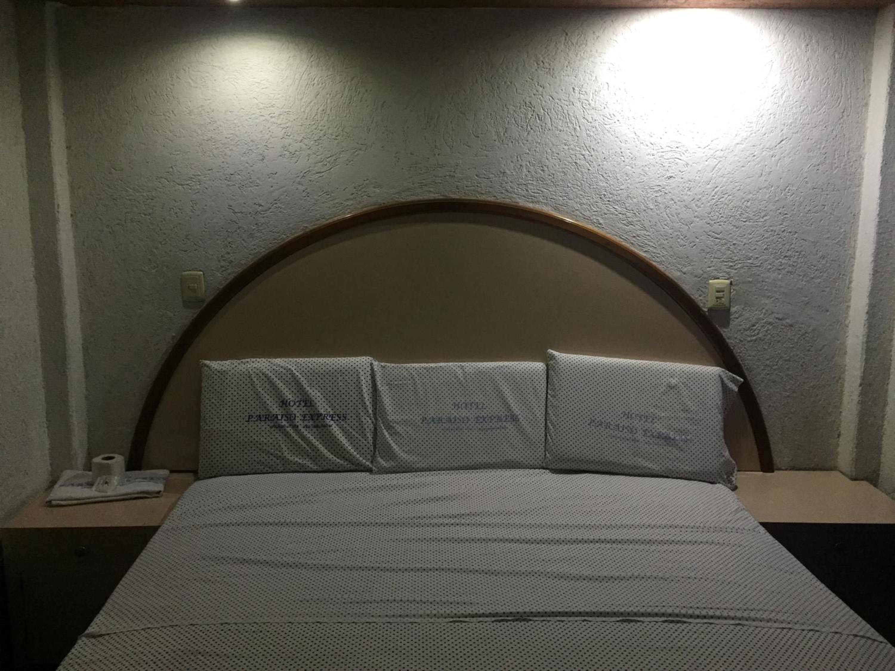 Deluxe King Room - Photo 8