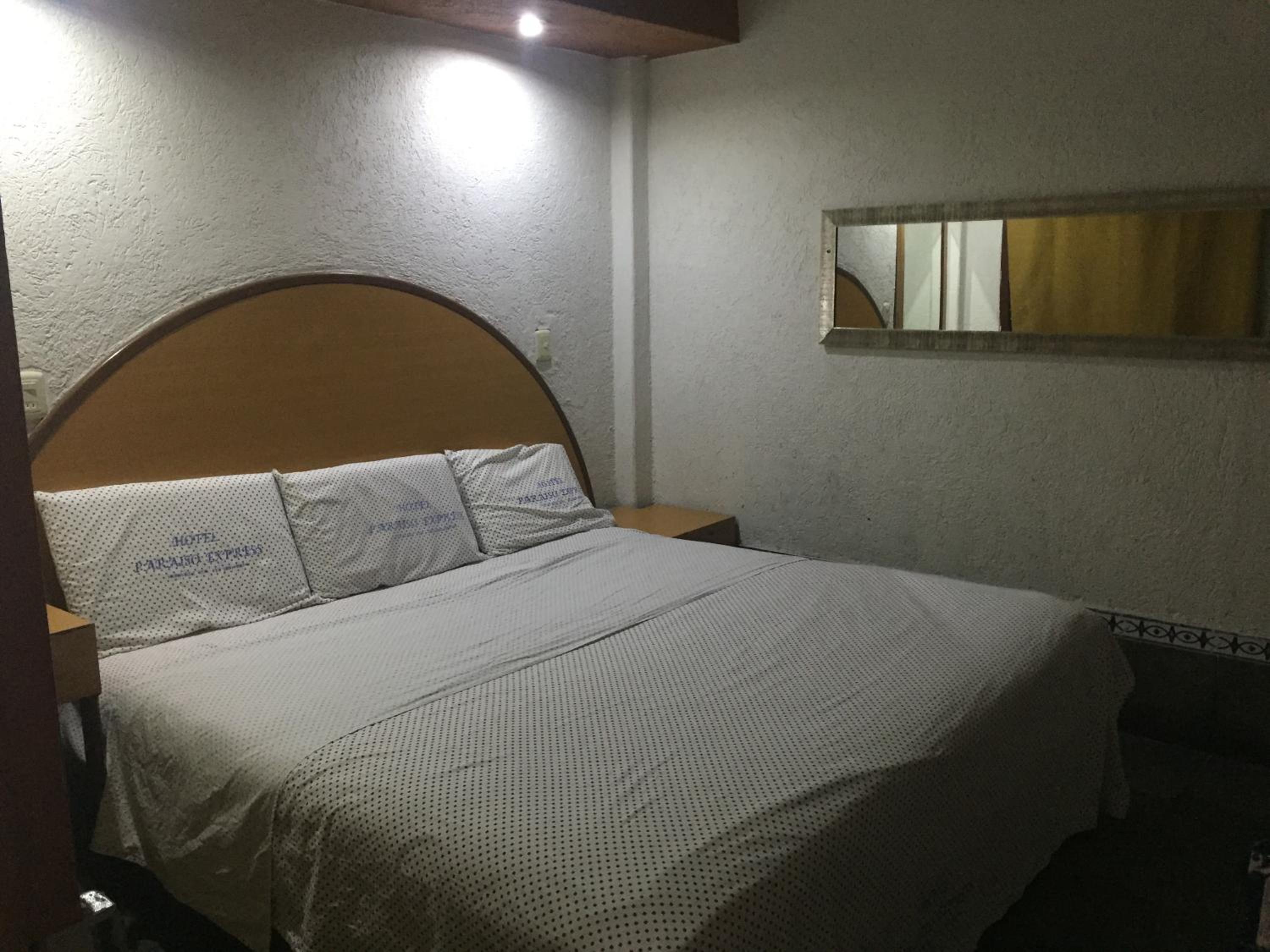 Deluxe King Room - Photo 15