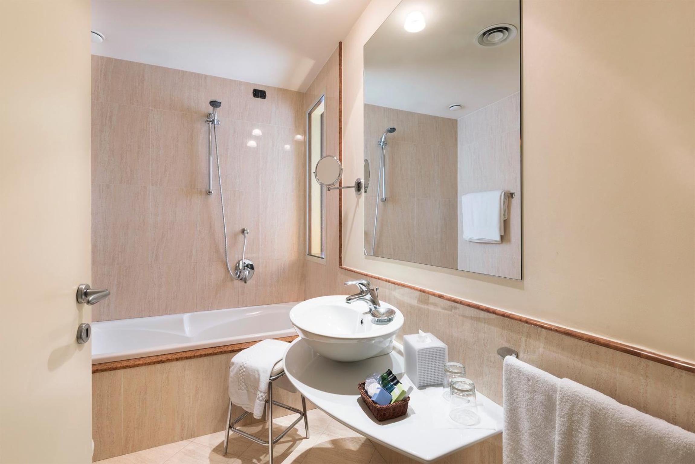 Junior Suite with Terrace and Lake View - Photo 6
