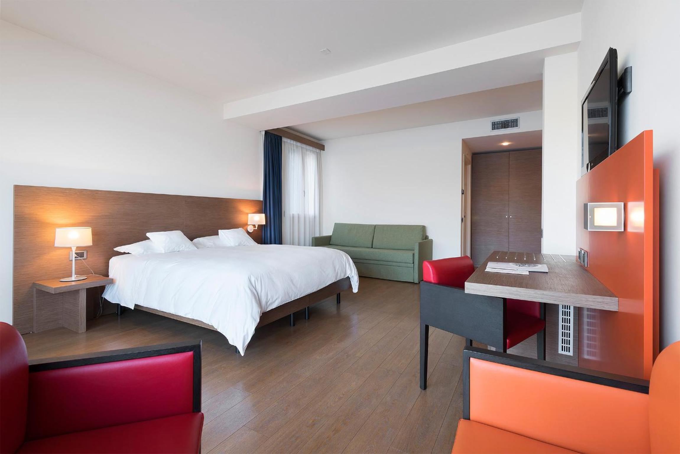 Deluxe Junior Suite with Terrace and Lake View - Photo 4