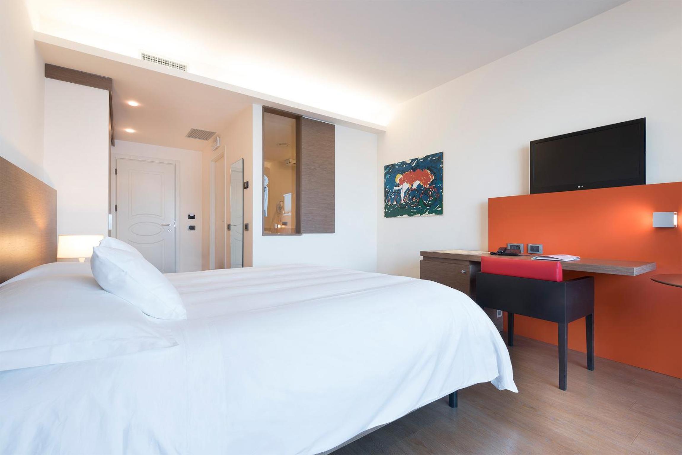 Deluxe Double or Twin Room with Terrace and Lake View - Photo 6