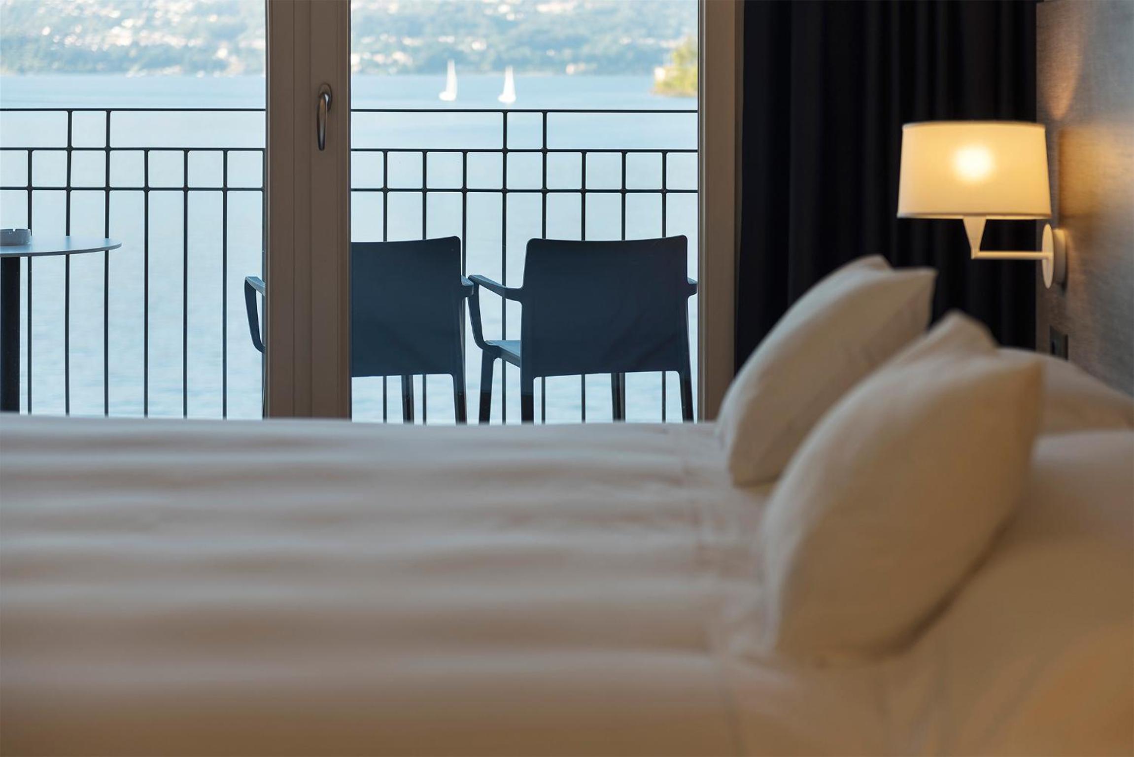 Deluxe Junior Suite with Terrace and Lake View - Photo 2