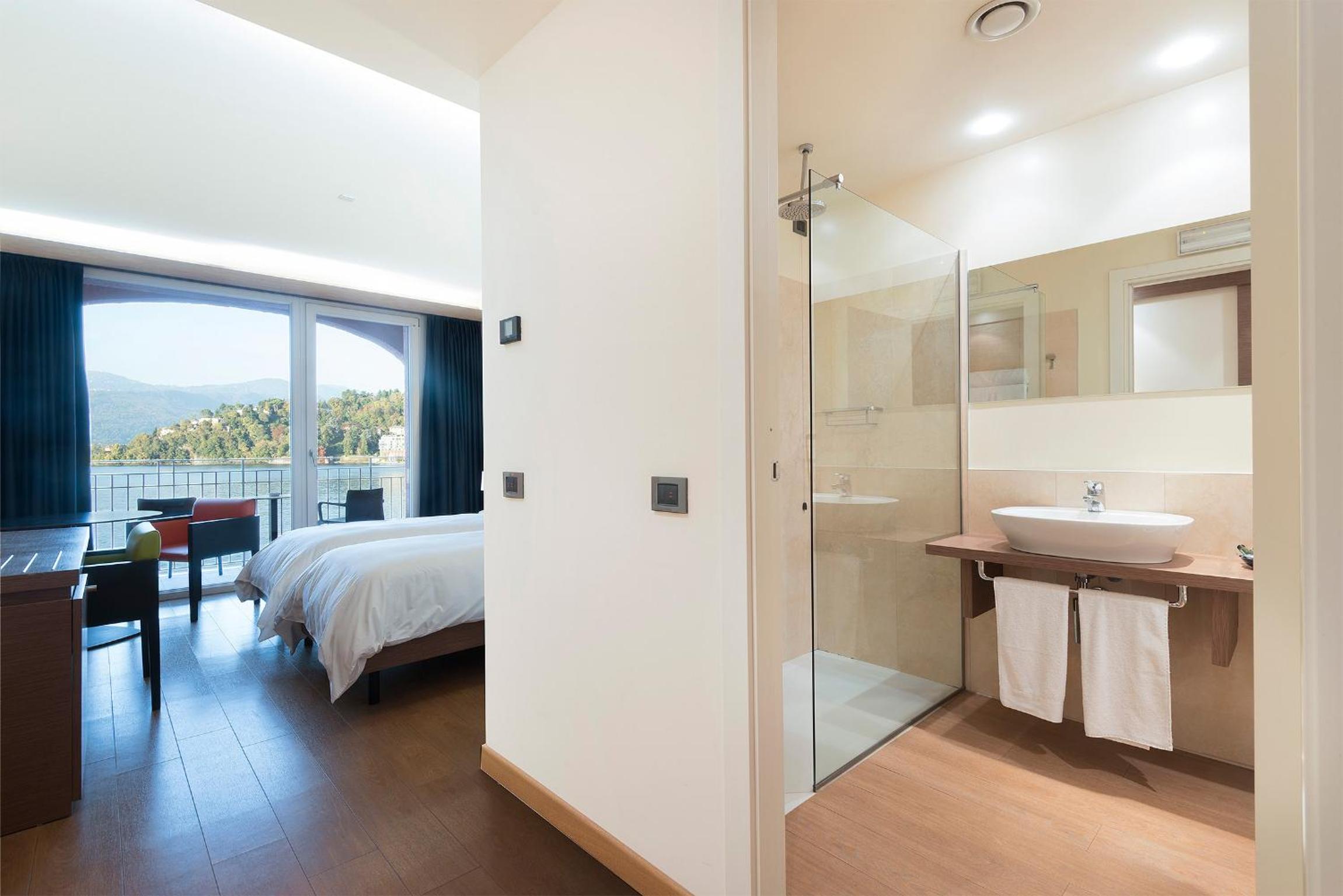 Deluxe Double or Twin Room with Terrace and Lake View - Photo 10