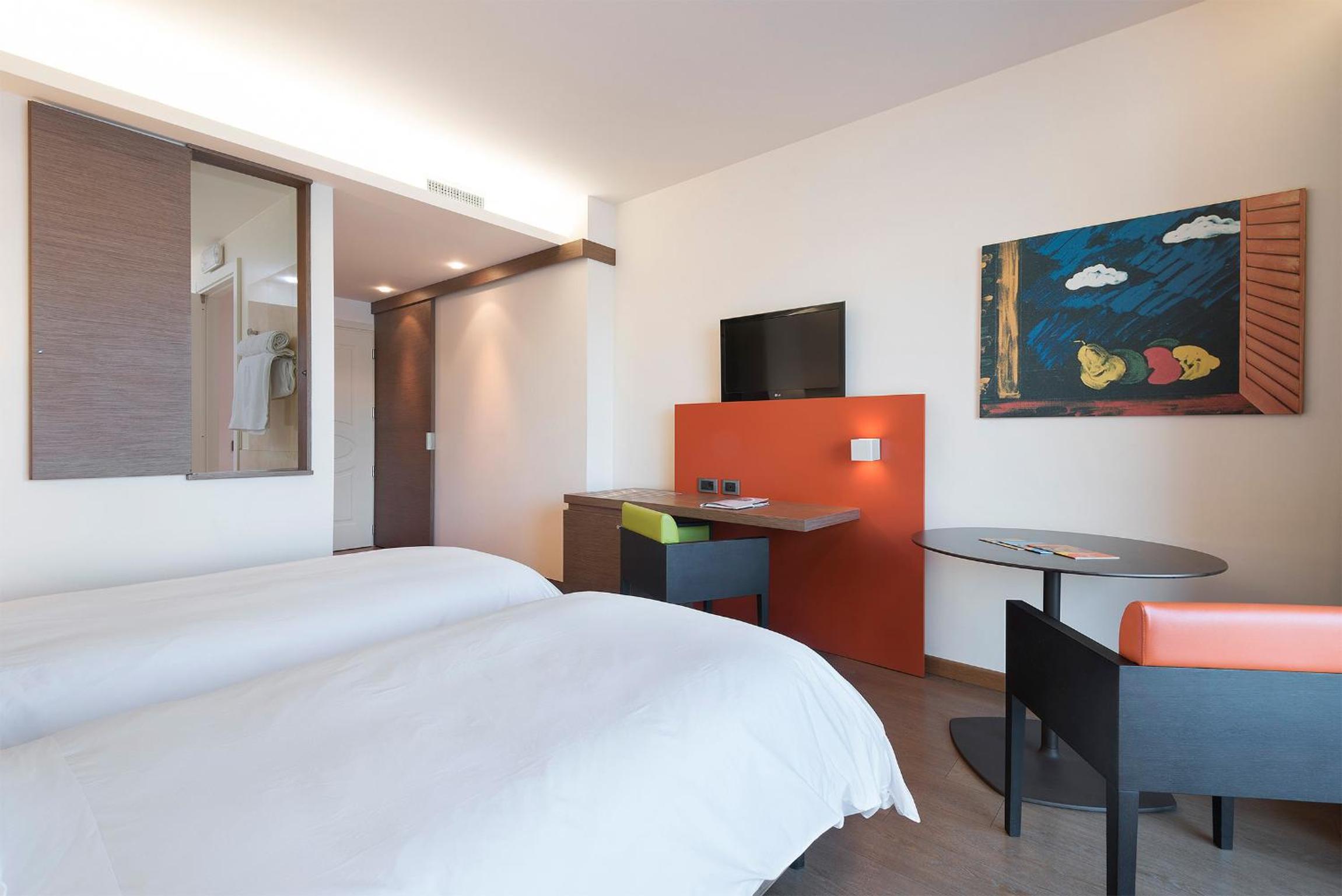 Deluxe Double or Twin Room with Terrace and Lake View - Photo 5