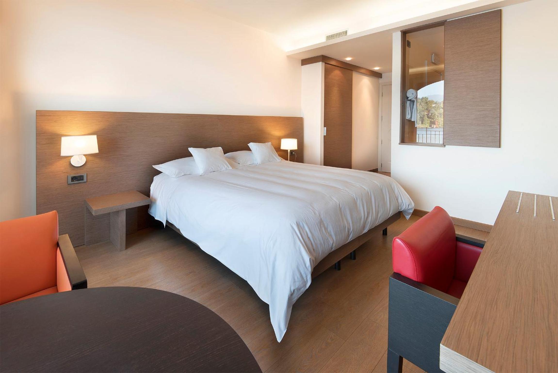 Deluxe Double or Twin Room with Terrace and Lake View - Photo 4