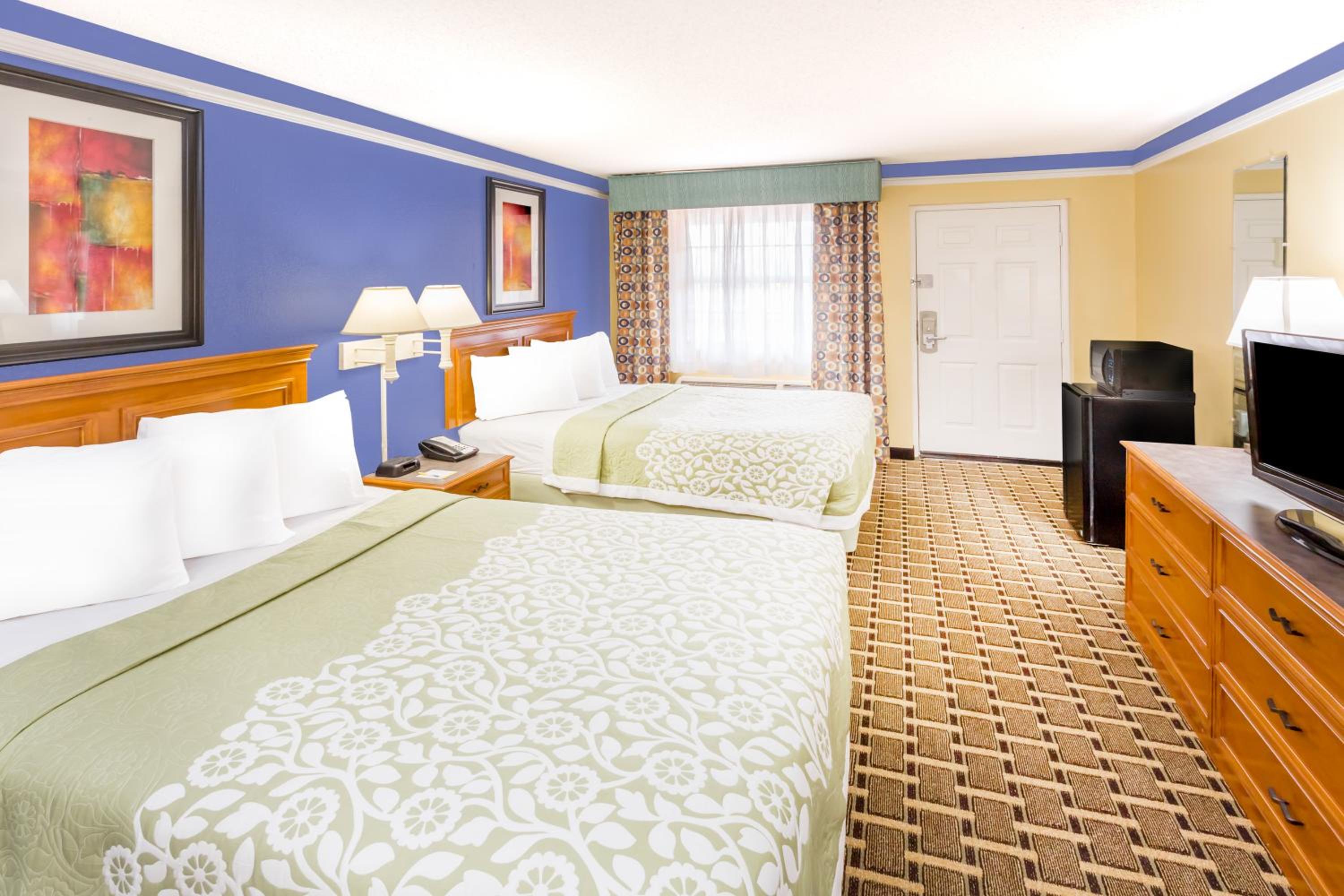 Double Room with Two Double Beds - Smoking - Photo 1