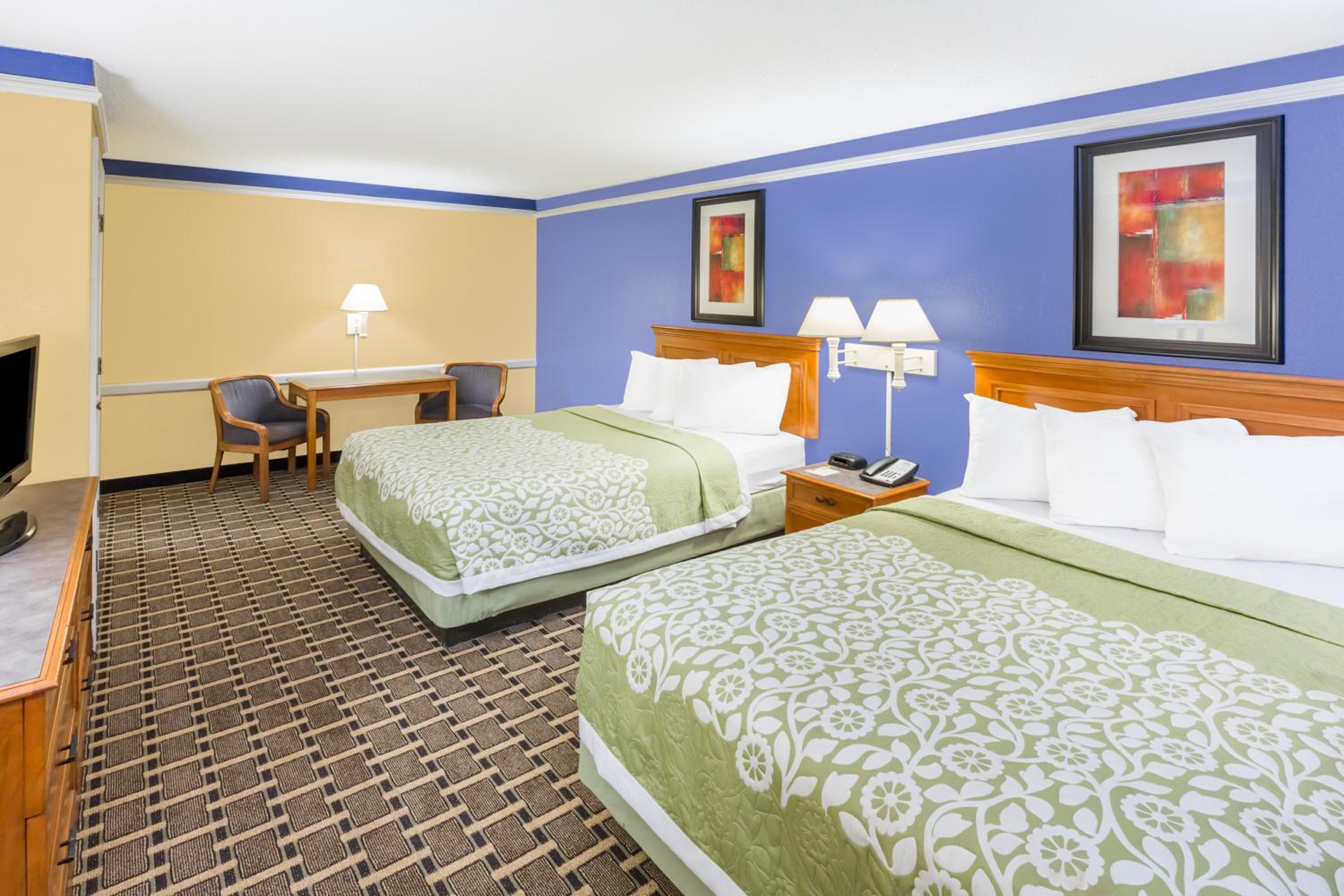 Double Room with Two Double Beds - Smoking - Photo 4