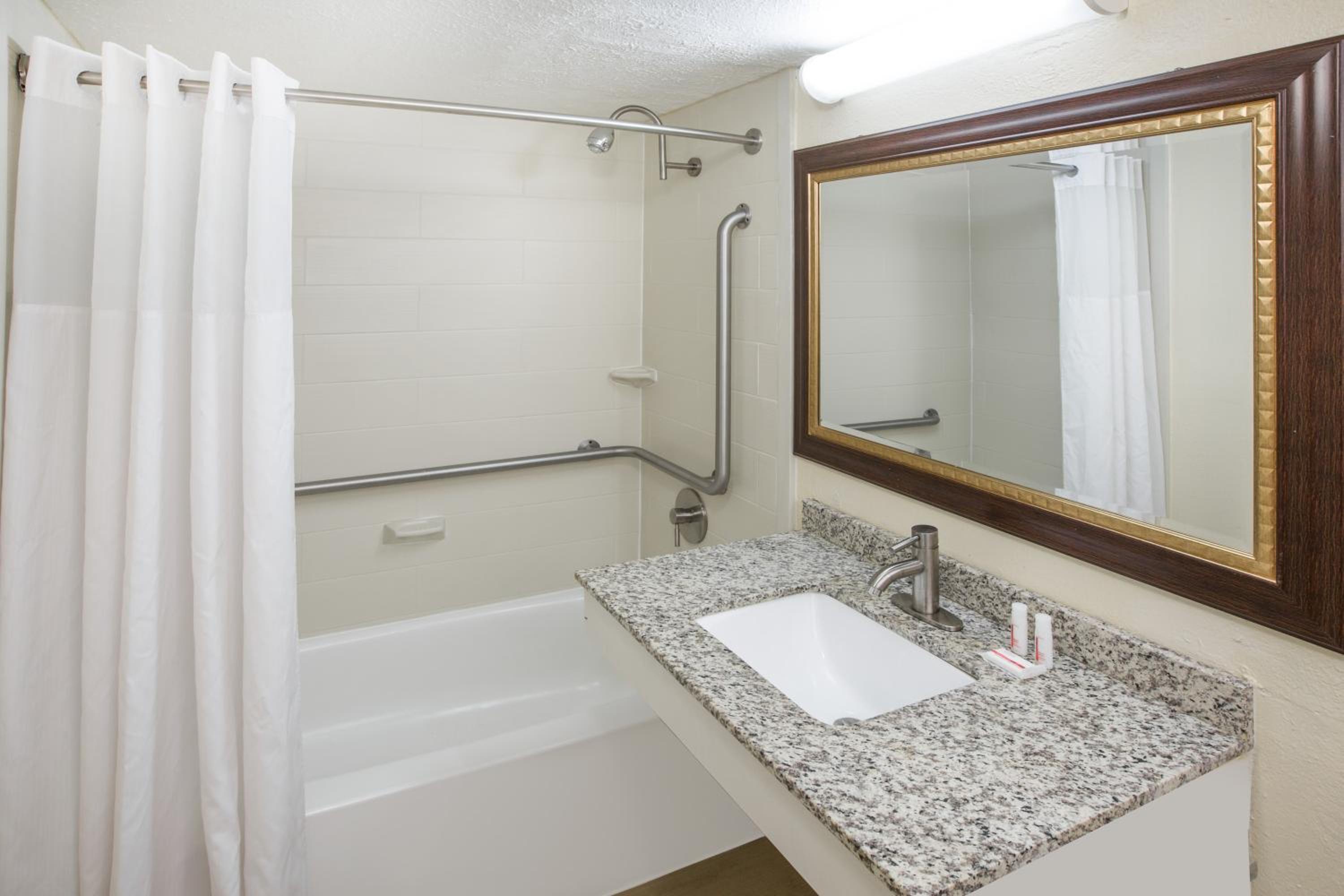 Double Room with Two Double Beds - Smoking - Photo 2