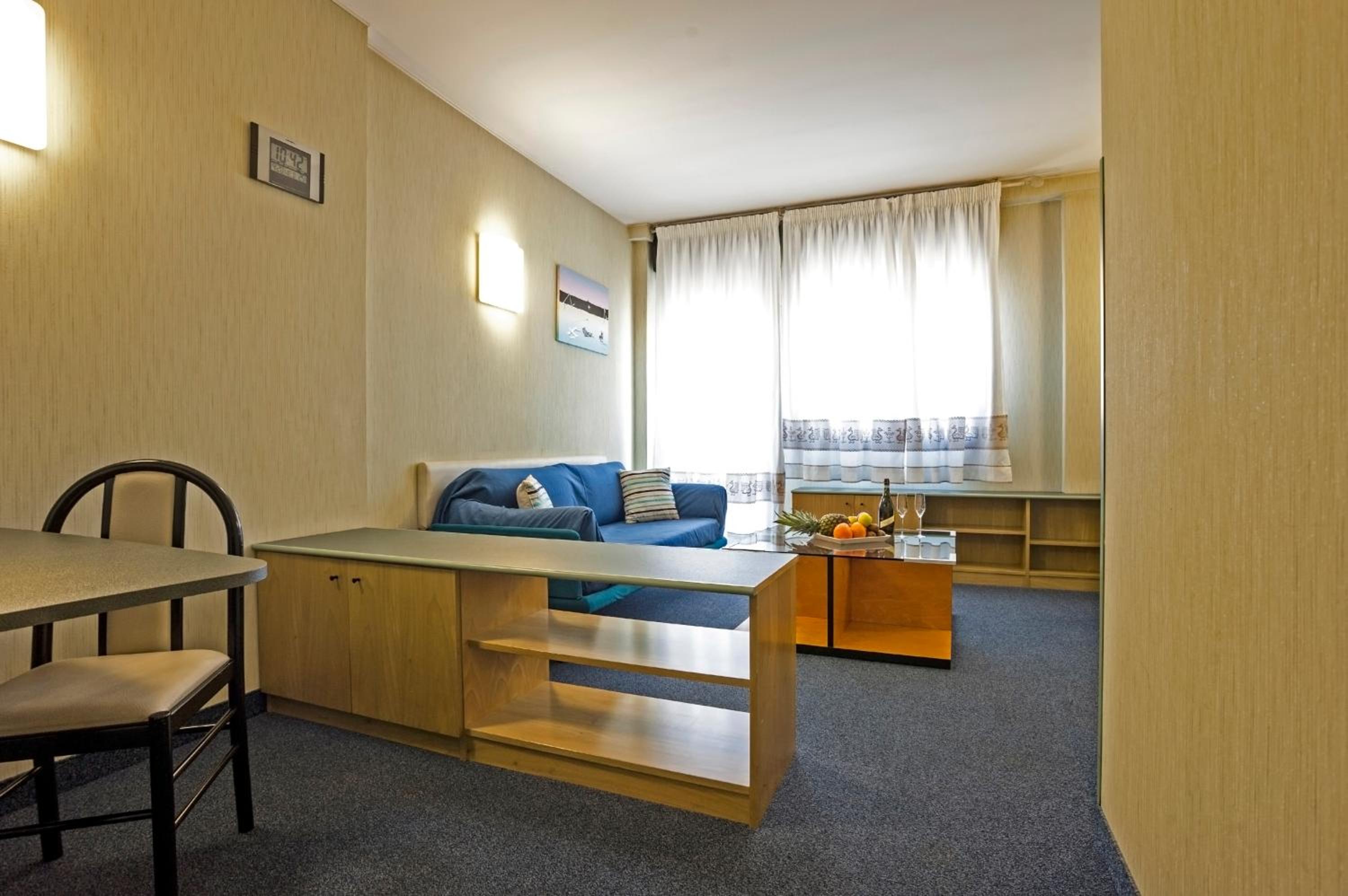 Quadruple Room with 1 Queen and 2 Single Beds - Photo 3