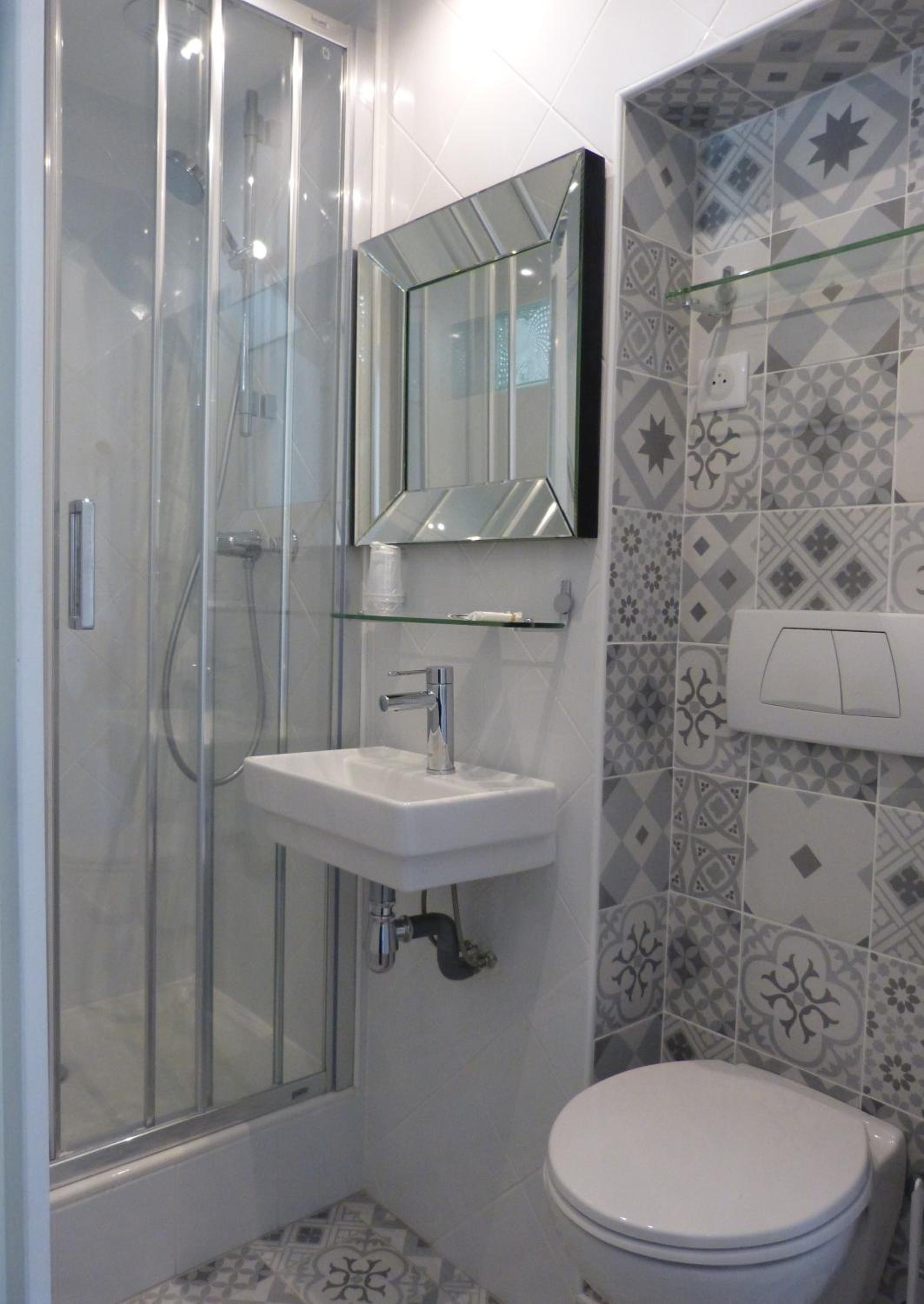 Triple Room with Private Shower and Toilet