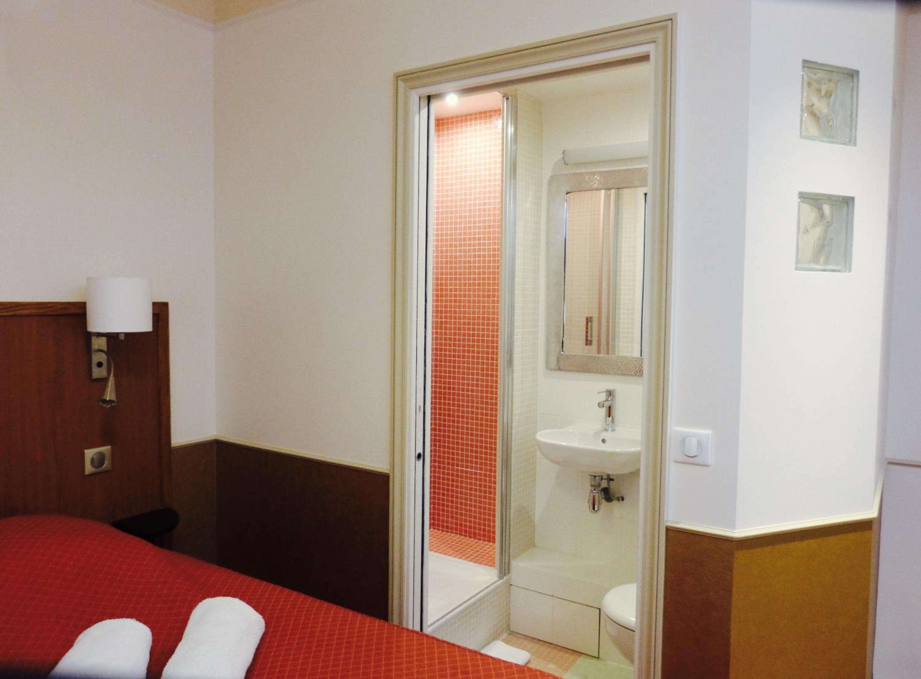 Single Room with Private Shower and Toilet
