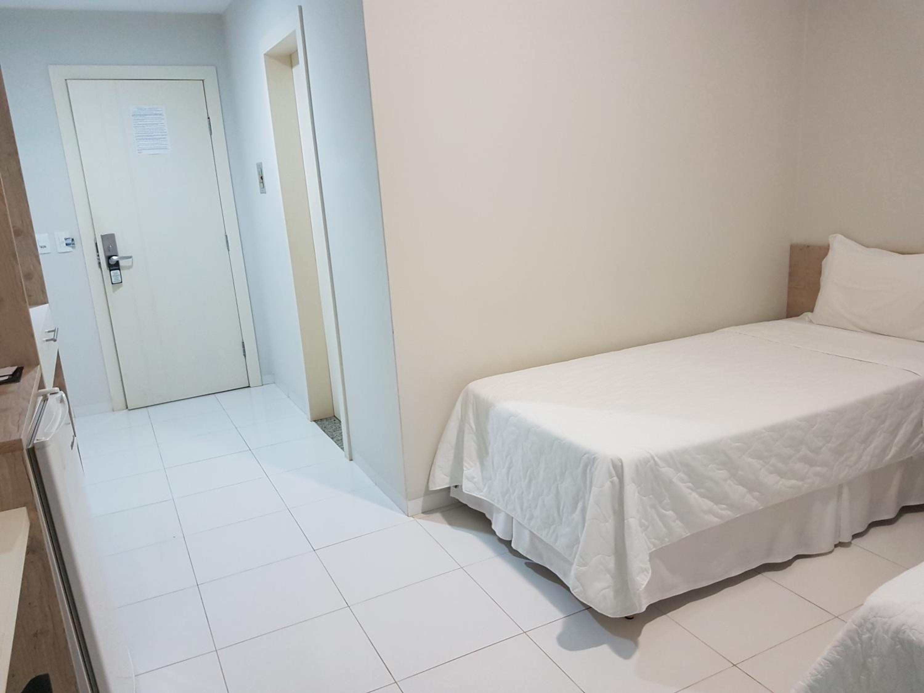 Standard Room with twin beds - Photo 4