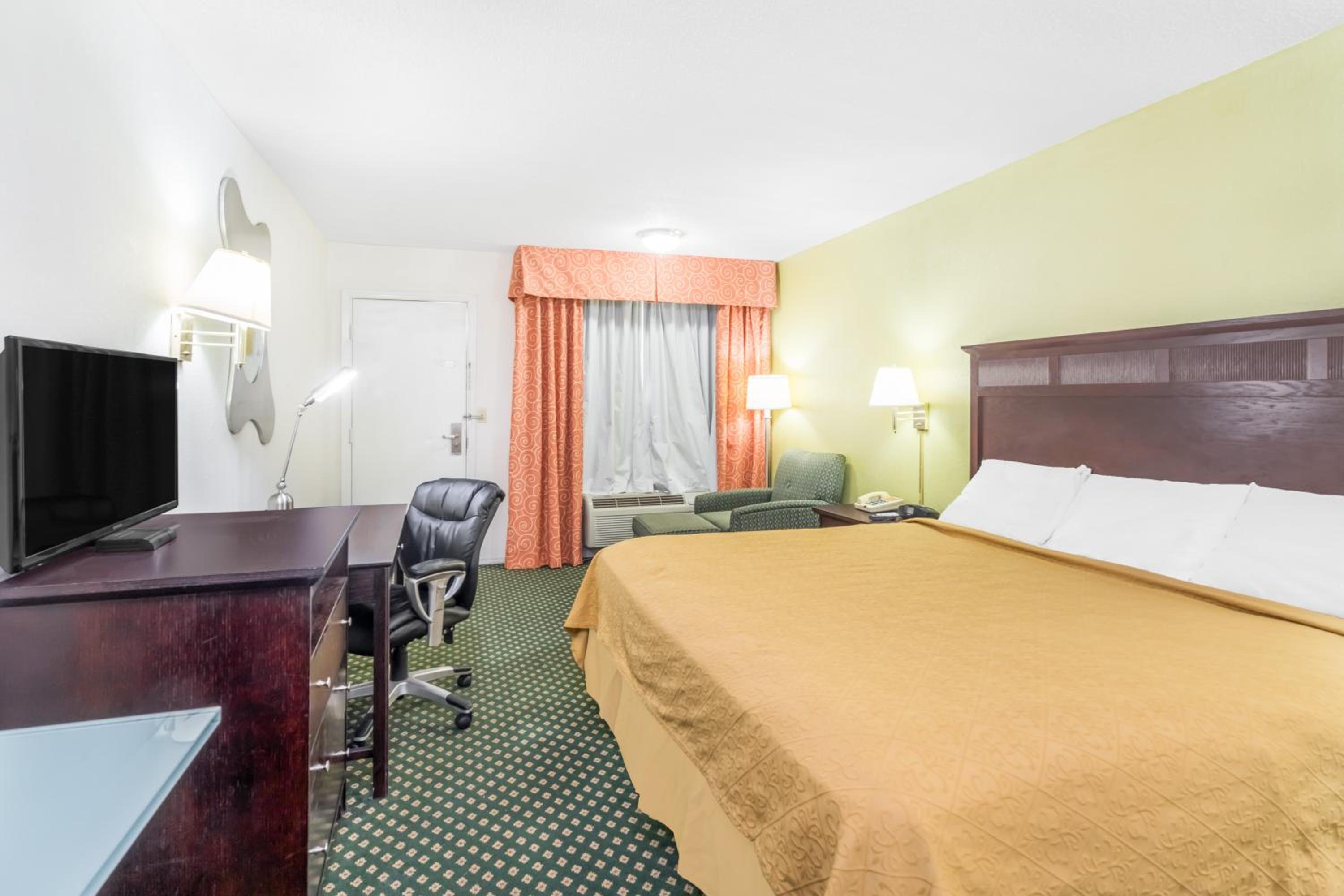 King Room - Non-Smoking - Photo 6