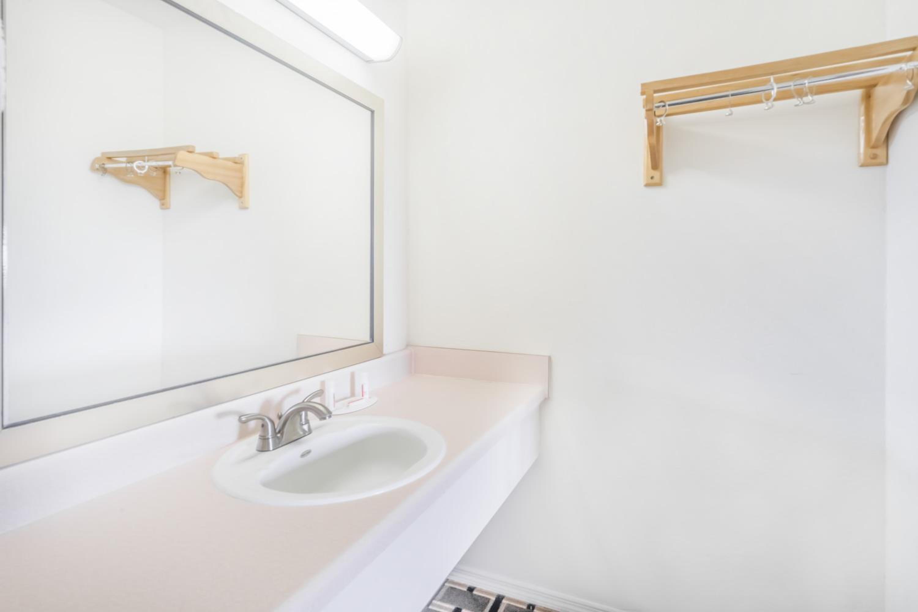 King Room - Non-Smoking - Photo 2