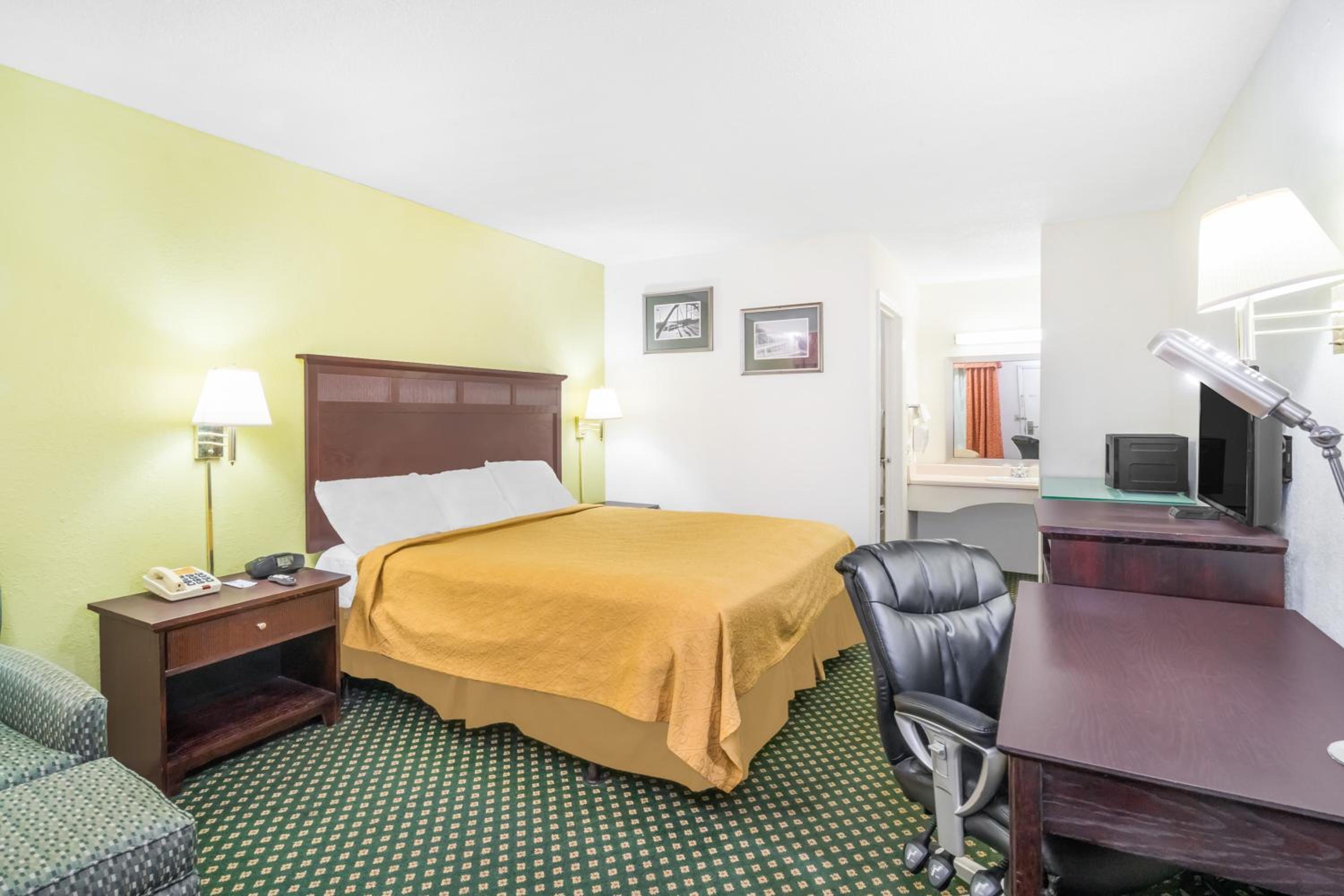 King Room - Non-Smoking - Photo 4