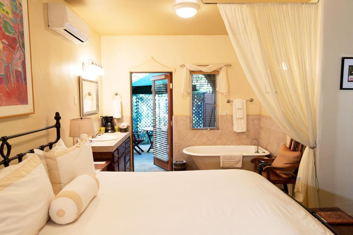 Grasshopper Room - King Bed photo 1