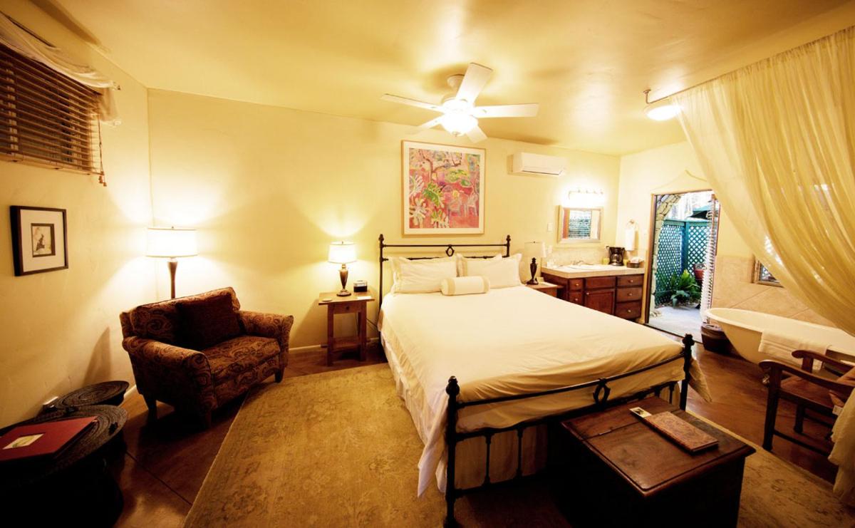 Grasshopper Room - King Bed photo 2