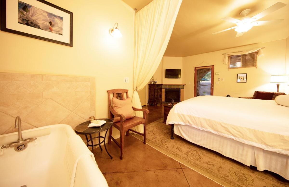 Grasshopper Room - King Bed photo 3