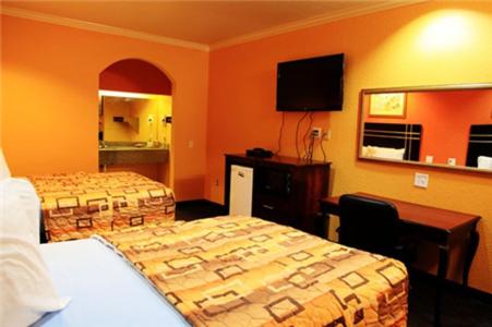 Queen Room with Two Queen Beds - Photo 3