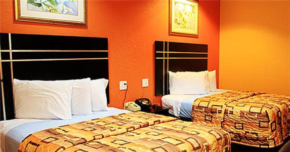 Queen Room with Two Queen Beds - Photo 2